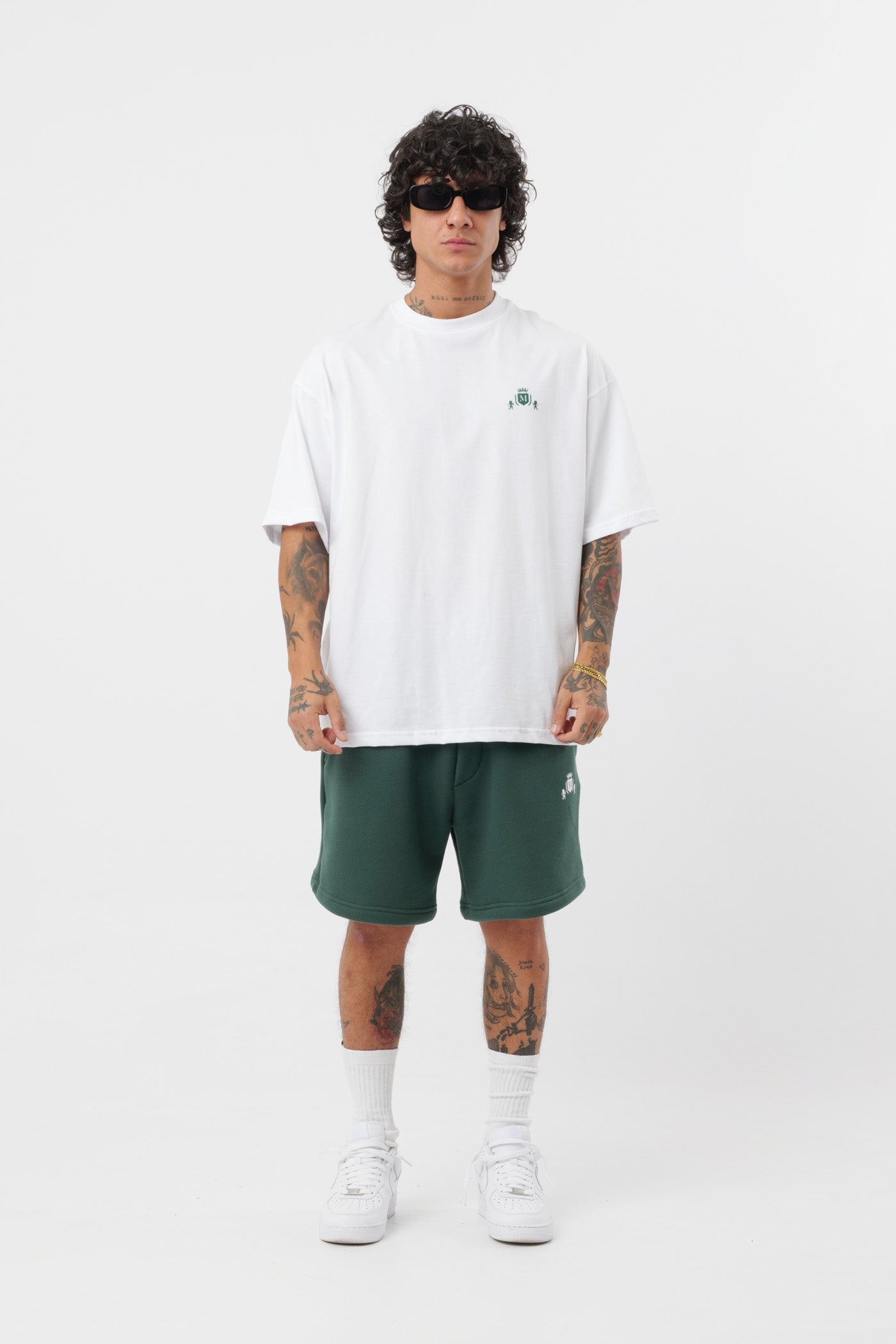 Weißes T-Shirt mit schwarzem Logo