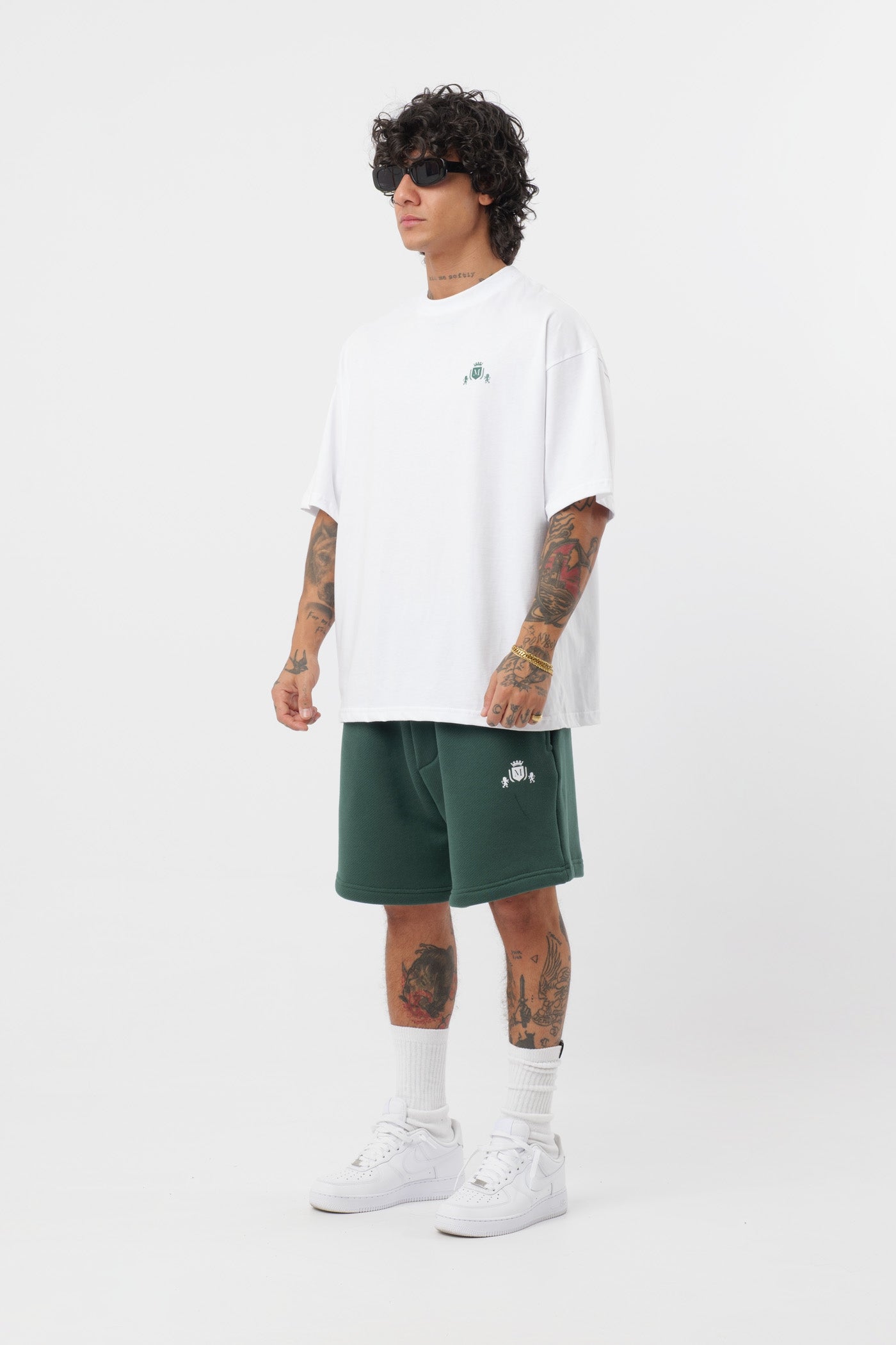 Weißes T-Shirt mit schwarzem Logo