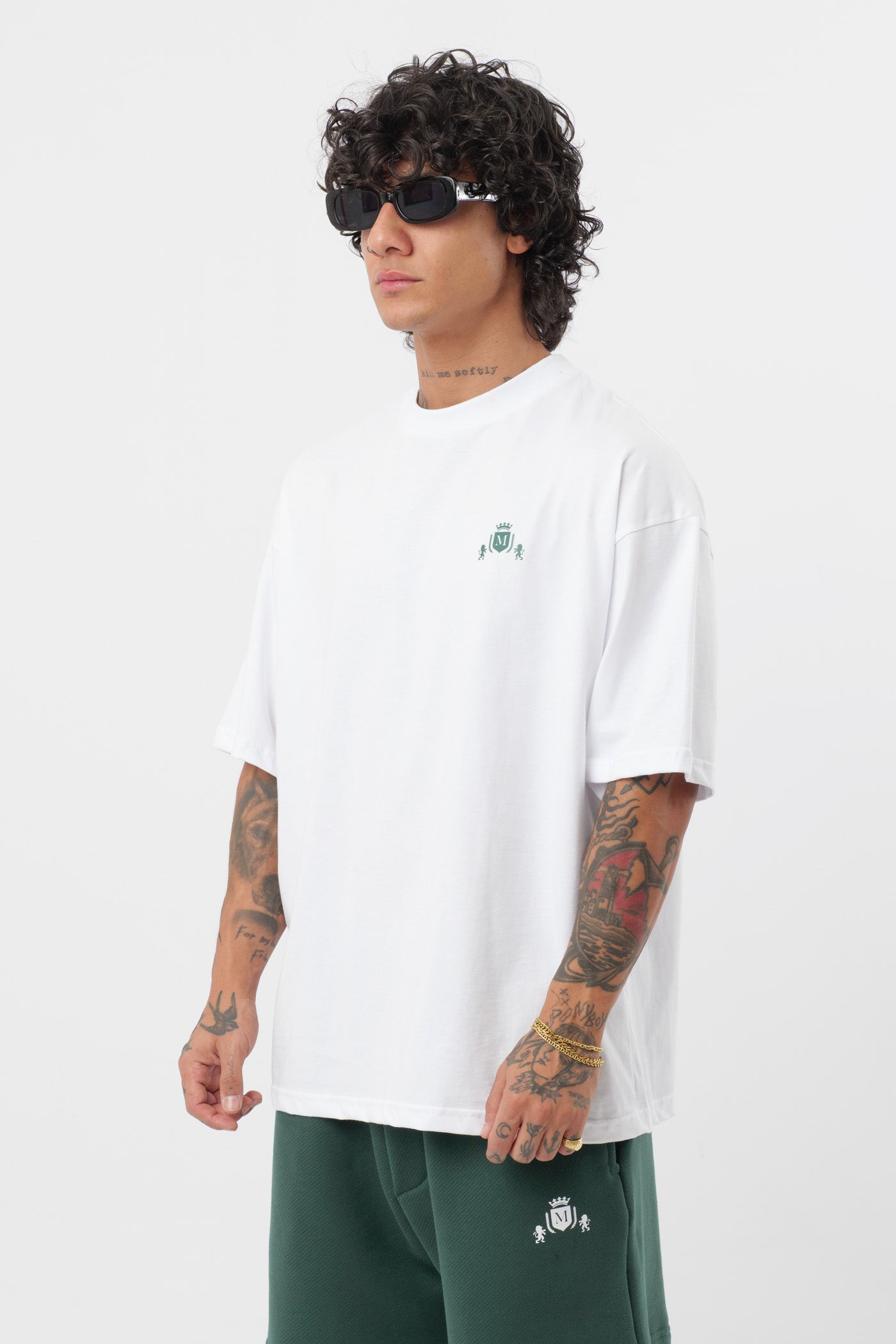 Weißes T-Shirt mit schwarzem Logo