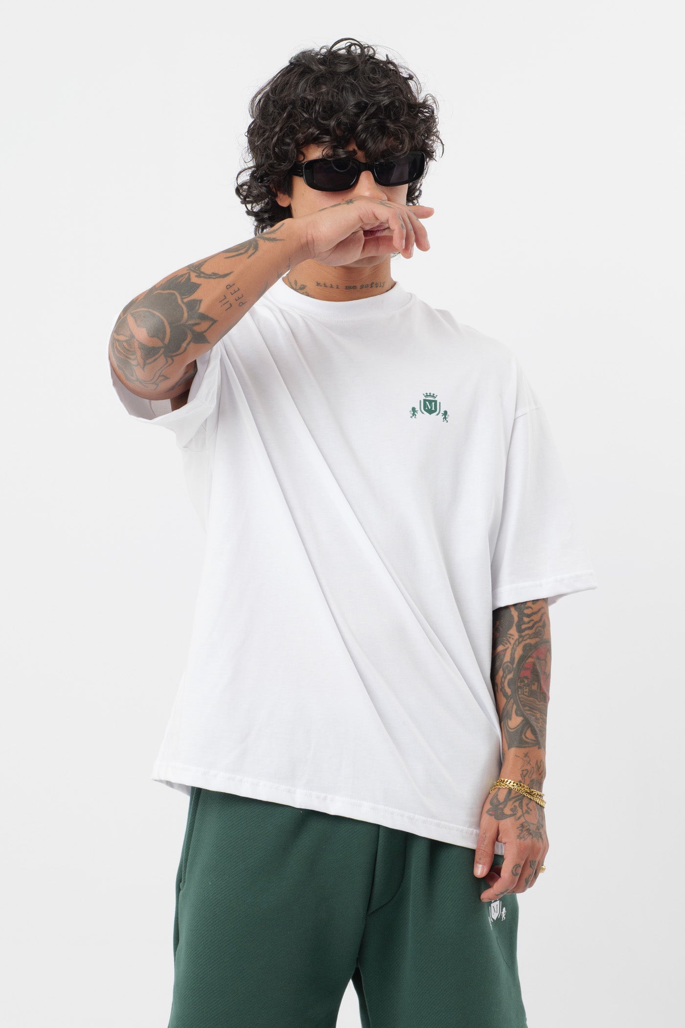 Weißes T-Shirt mit schwarzem Logo