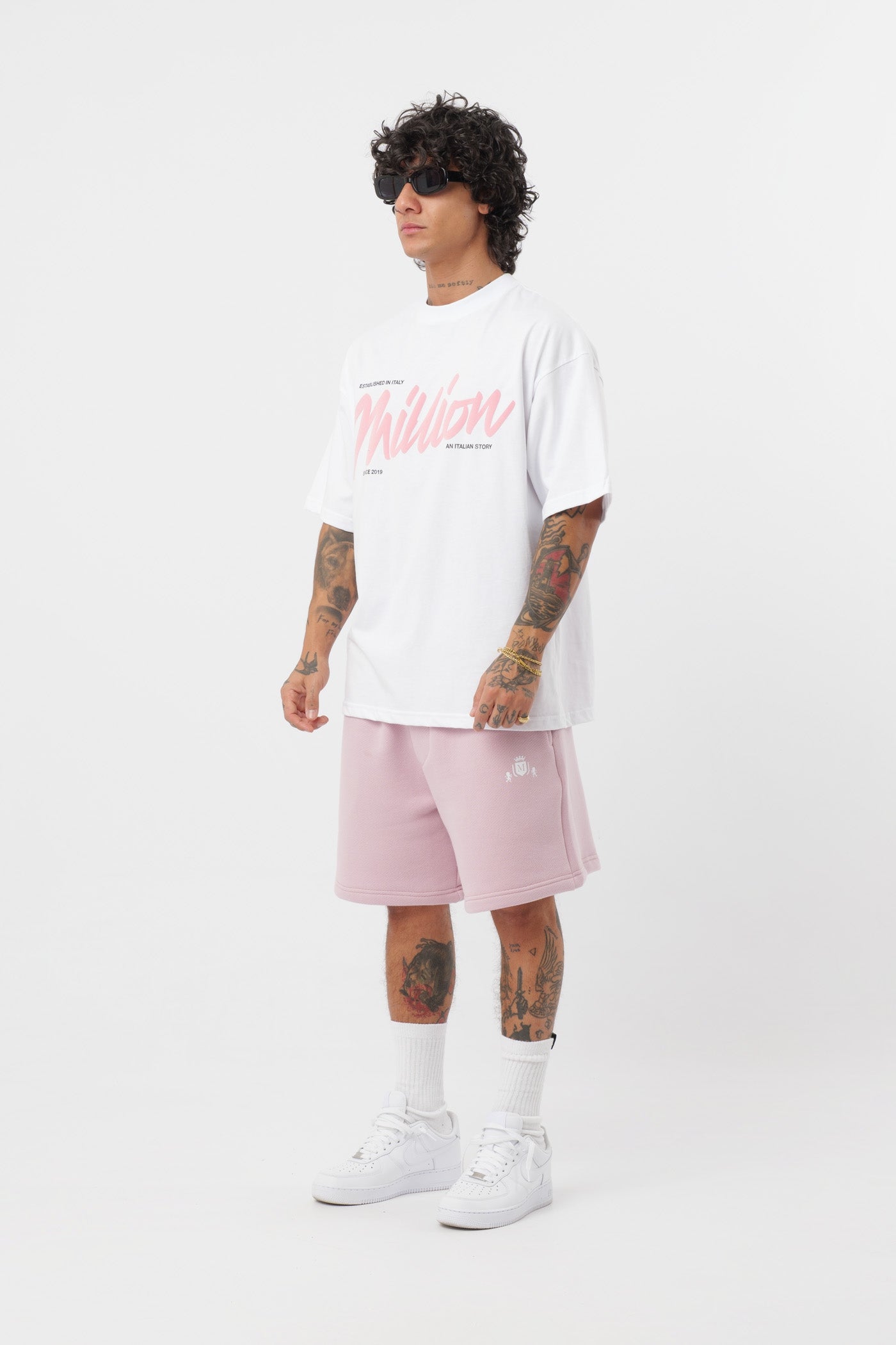 Weißes T-Shirt mit schwarzem Logo