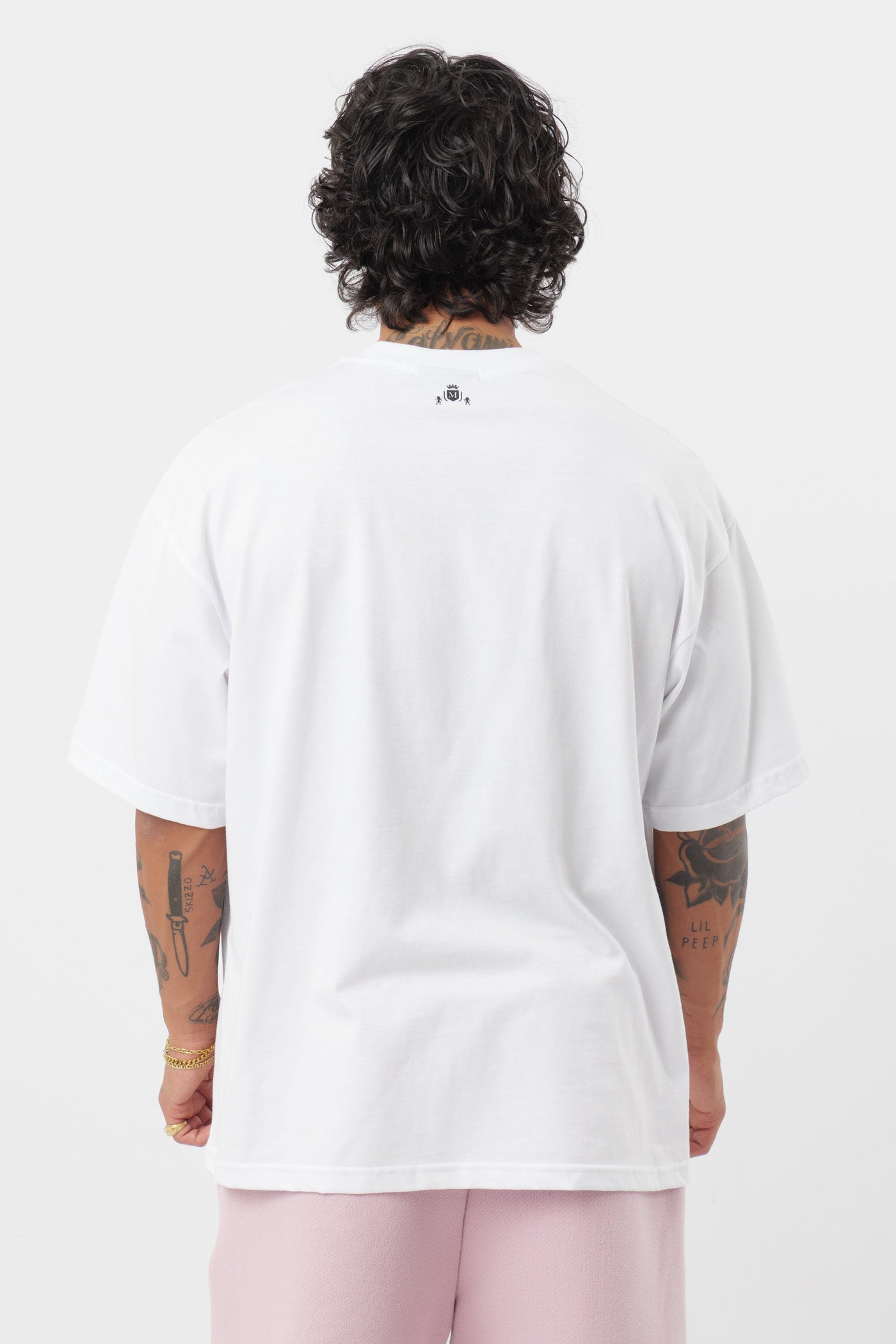 Weißes T-Shirt mit schwarzem Logo