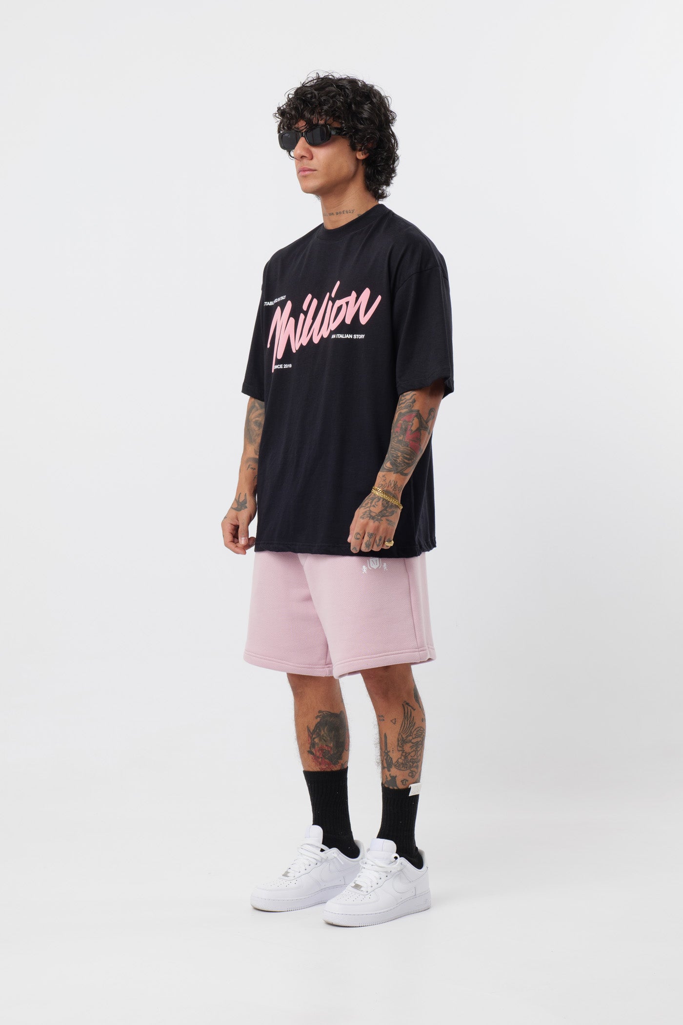 Schwarzes T-Shirt mit schwarzem Logo