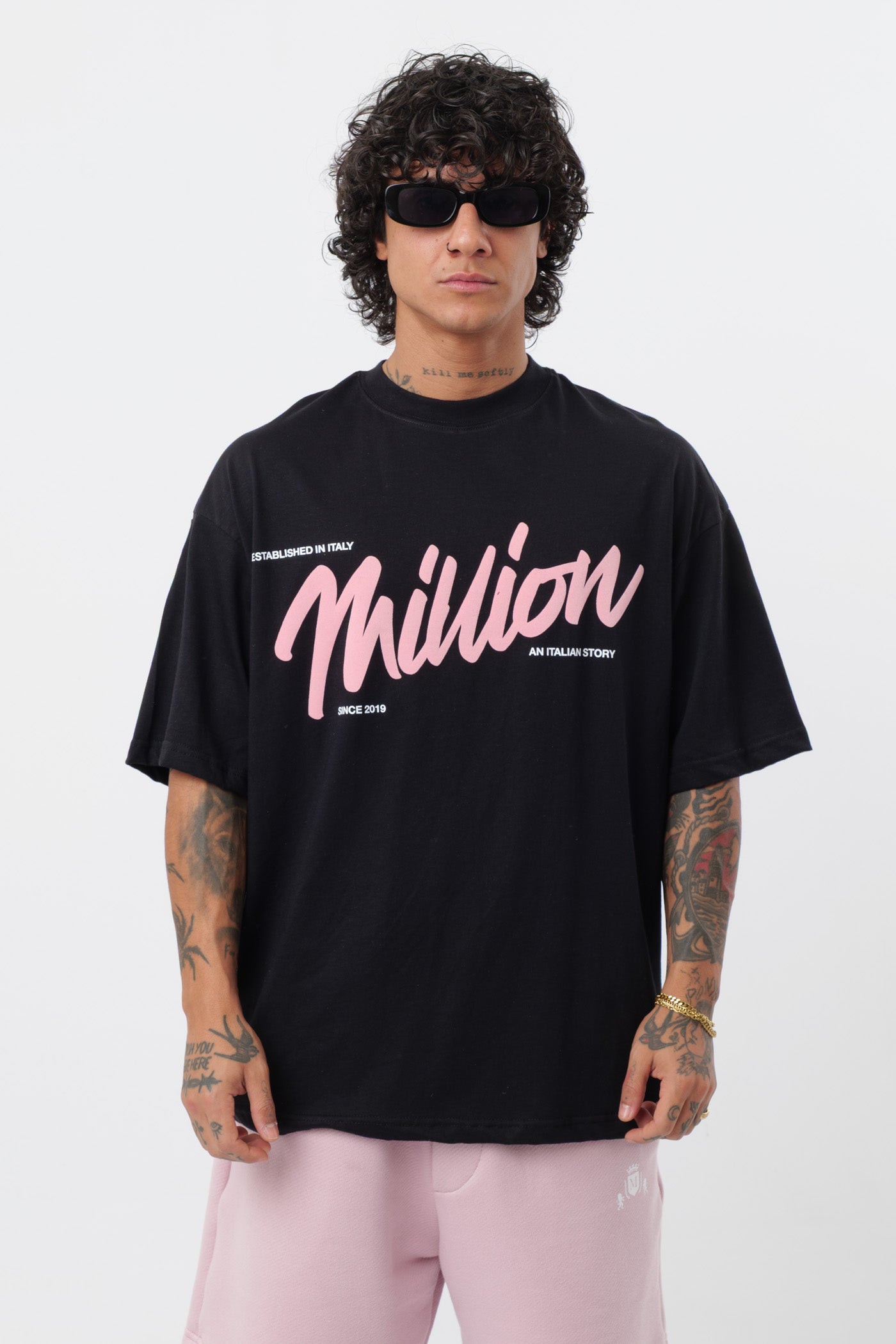 Schwarzes T-Shirt mit schwarzem Logo