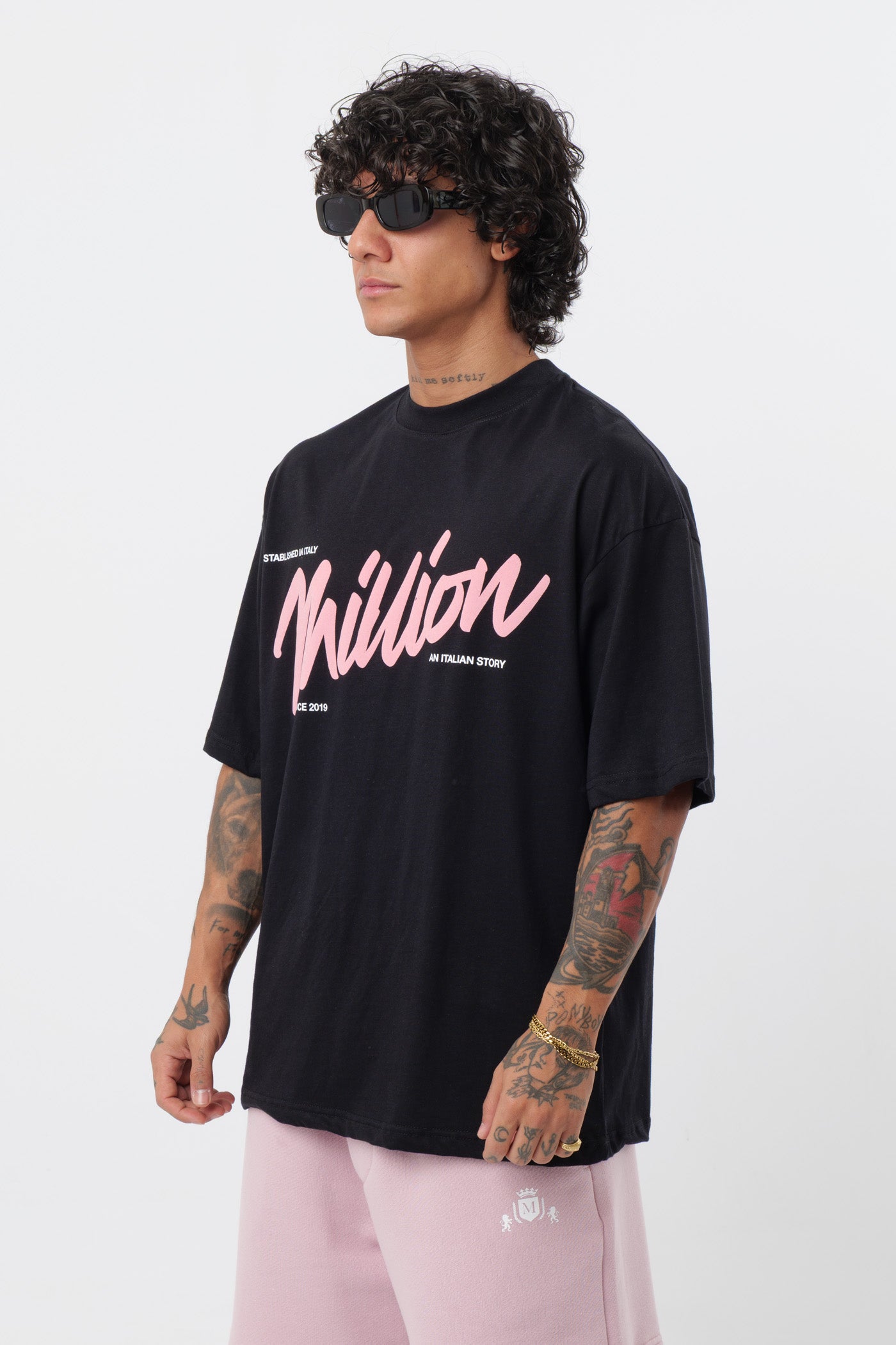 Schwarzes T-Shirt mit schwarzem Logo