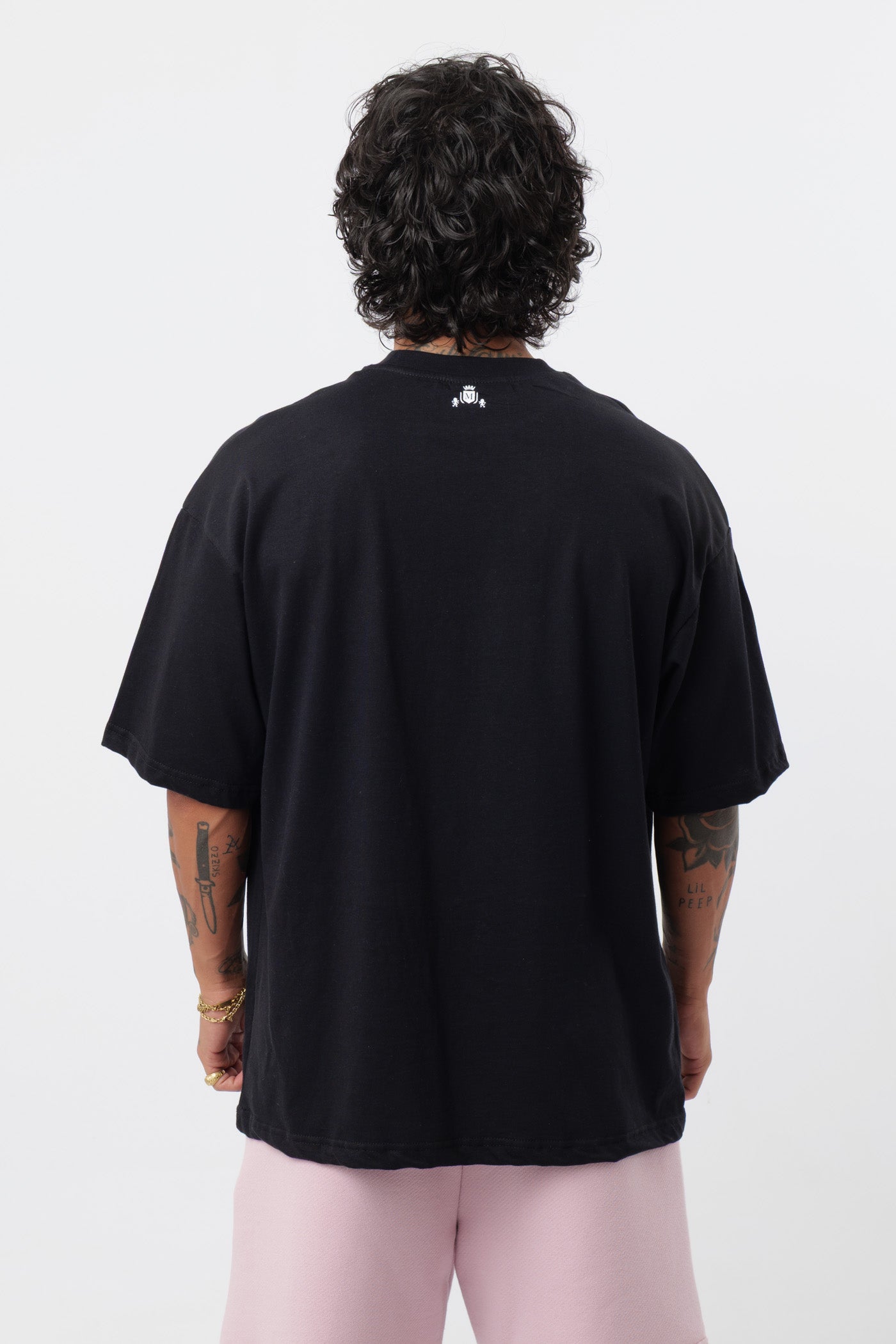 Schwarzes T-Shirt mit schwarzem Logo