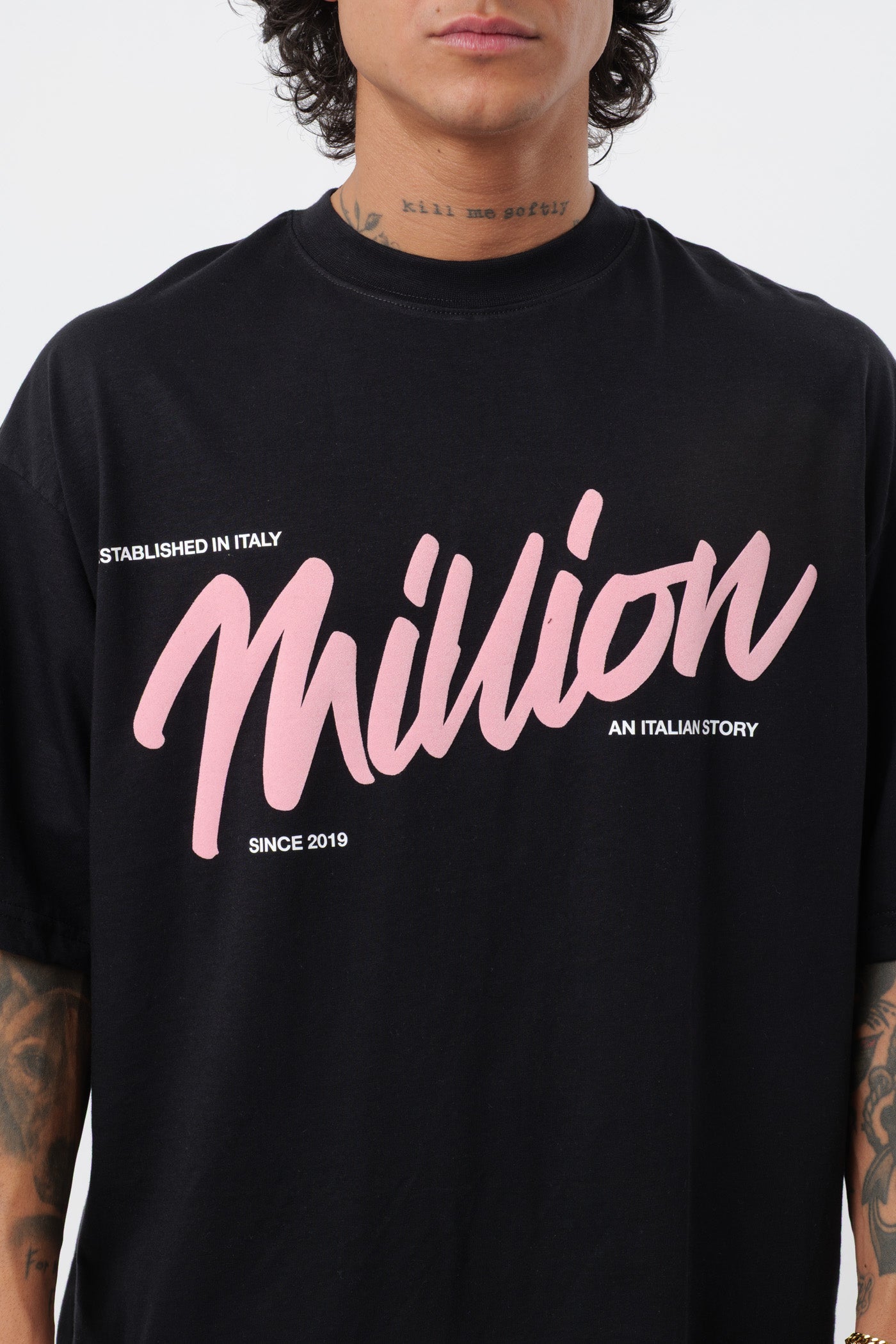 Schwarzes T-Shirt mit schwarzem Logo