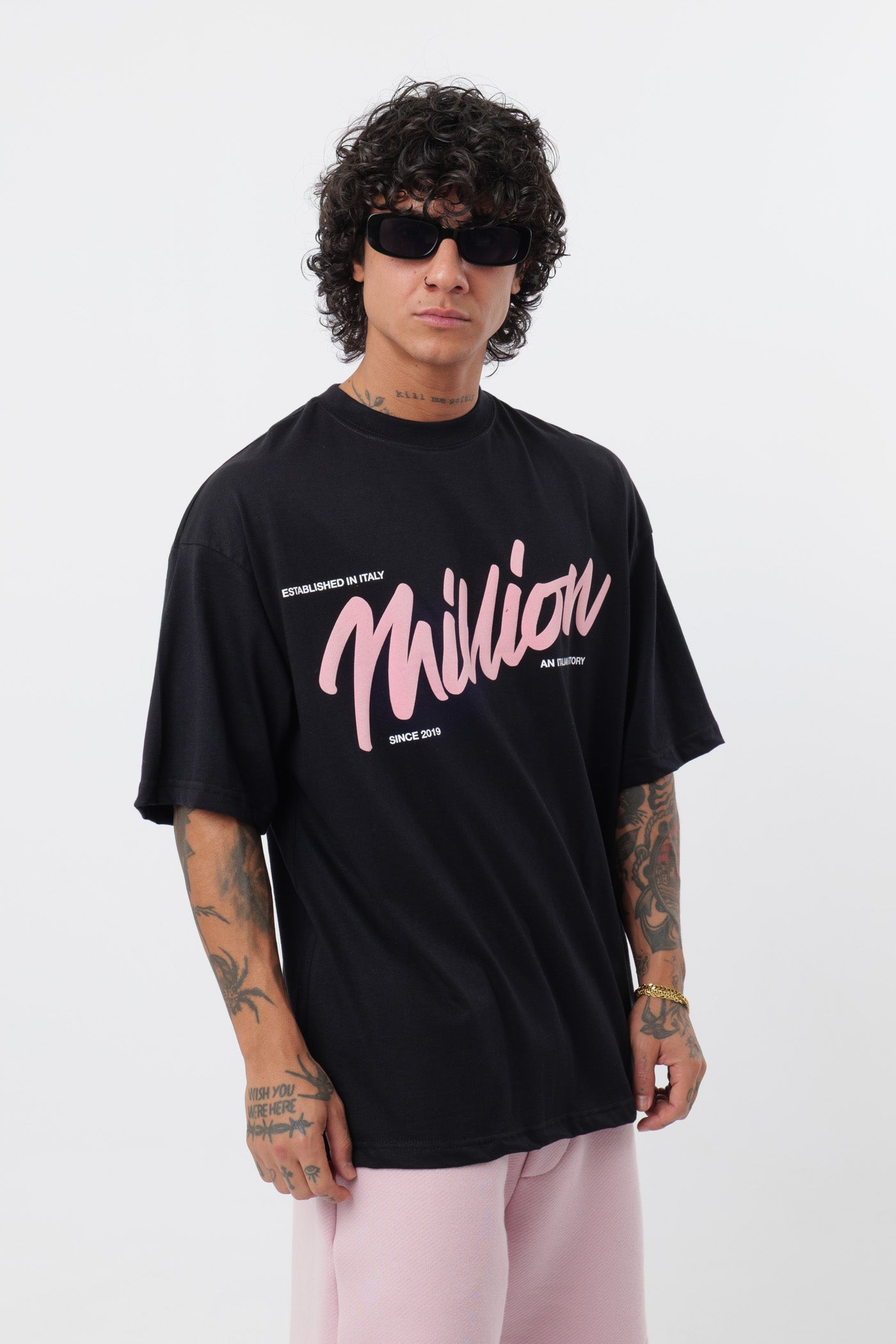 Schwarzes T-Shirt mit schwarzem Logo