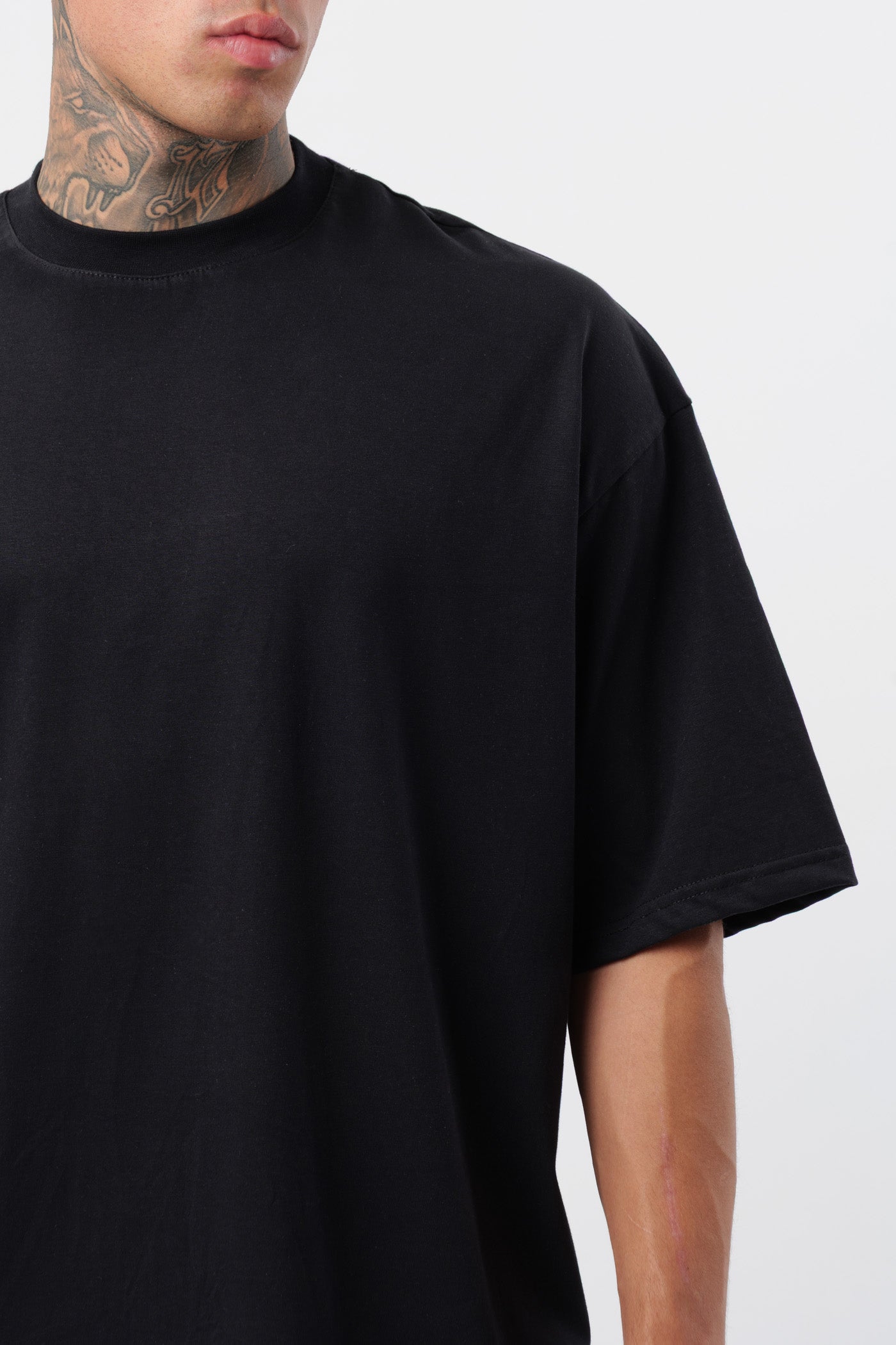 Schwarzes Oversize-T-Shirt