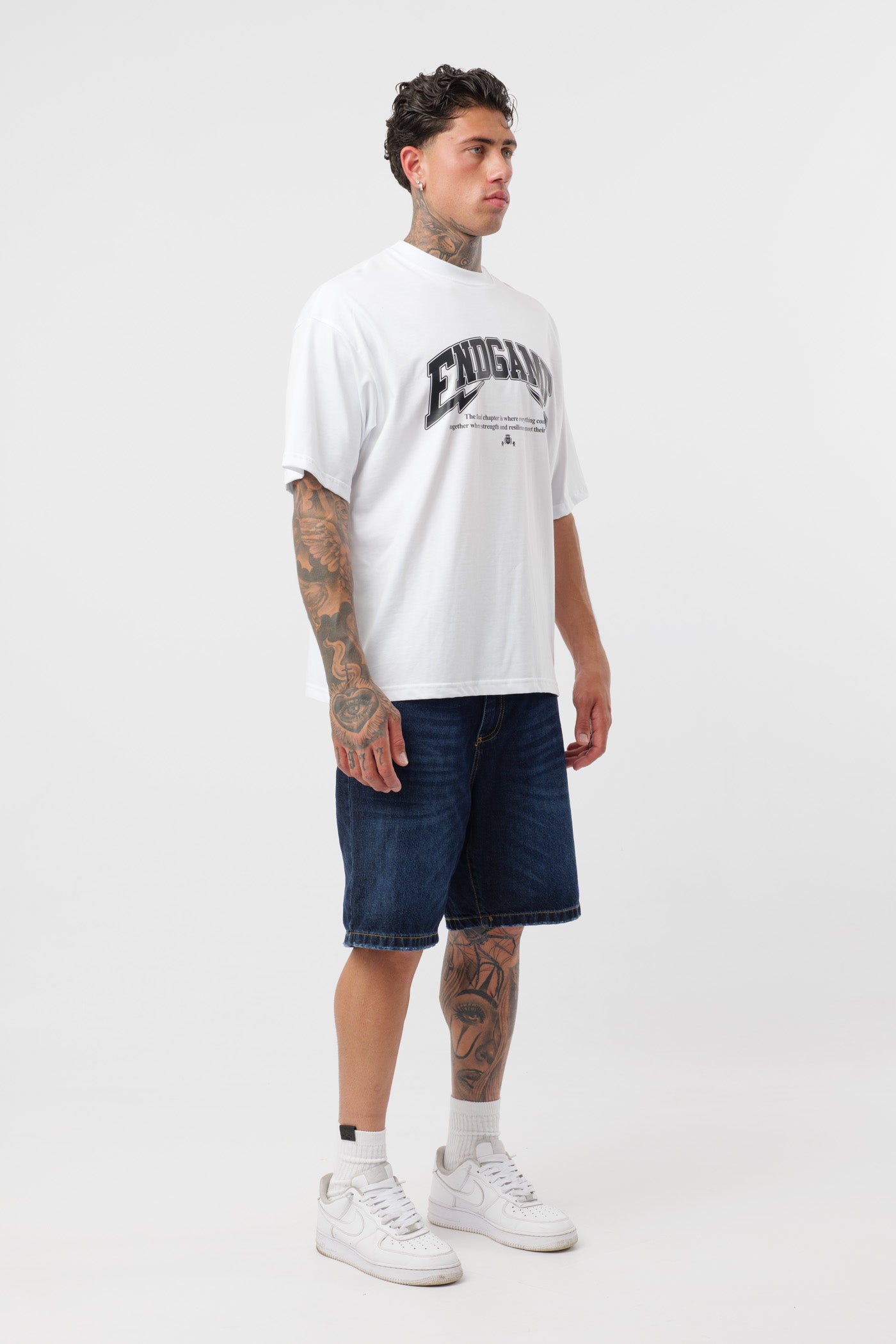 Weißes T-Shirt mit schwarzem Logo
