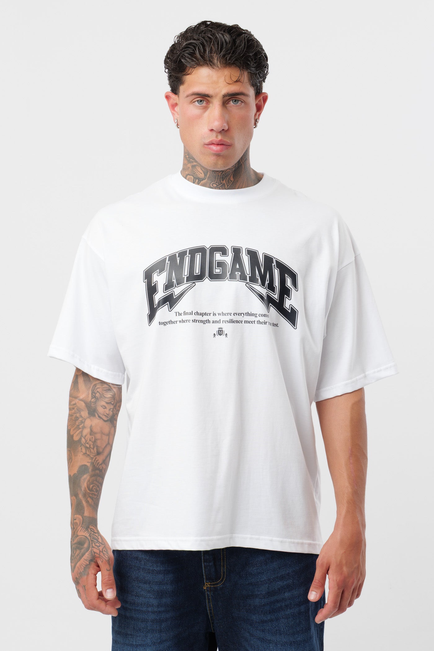 Weißes T-Shirt mit schwarzem Logo