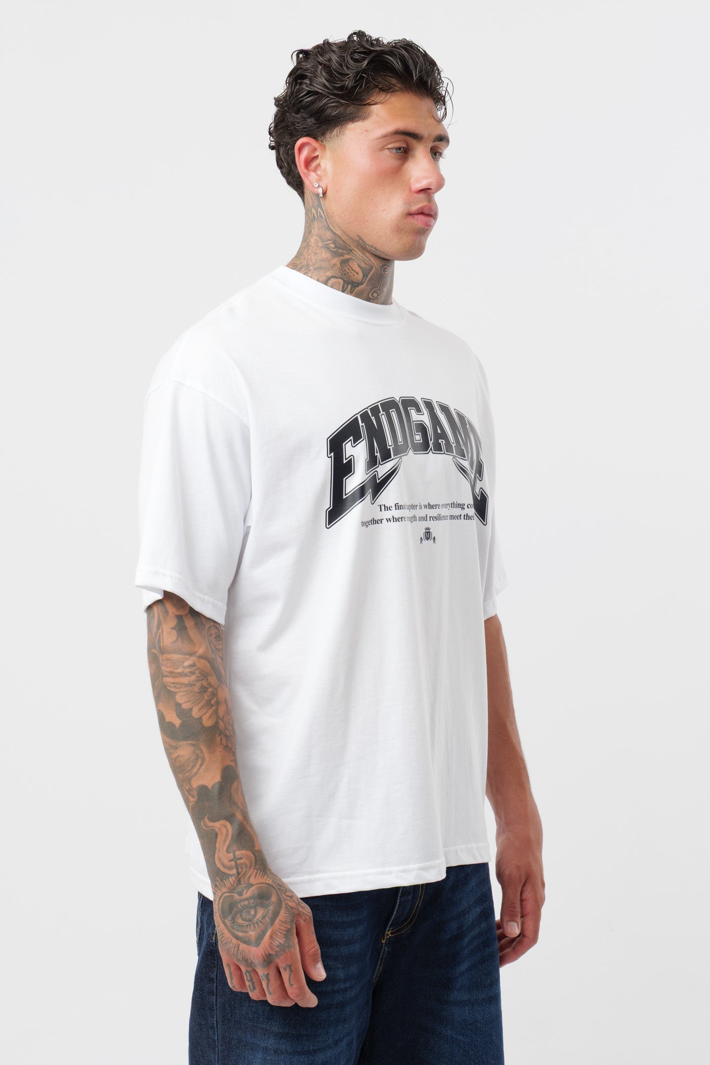 Weißes T-Shirt mit schwarzem Logo