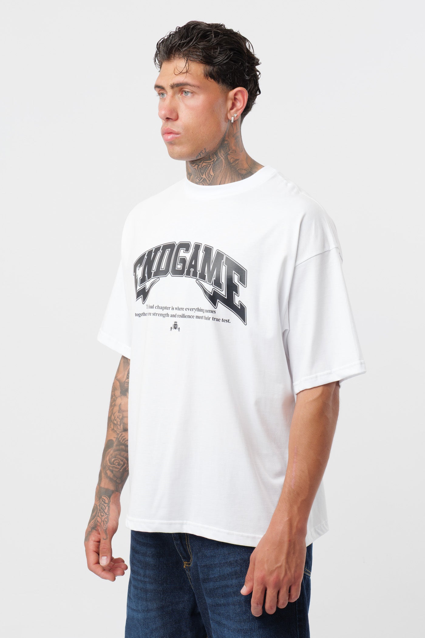 Weißes T-Shirt mit schwarzem Logo