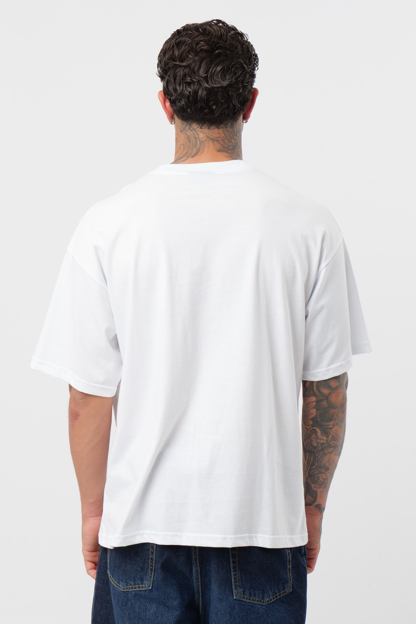 Weißes T-Shirt mit schwarzem Logo