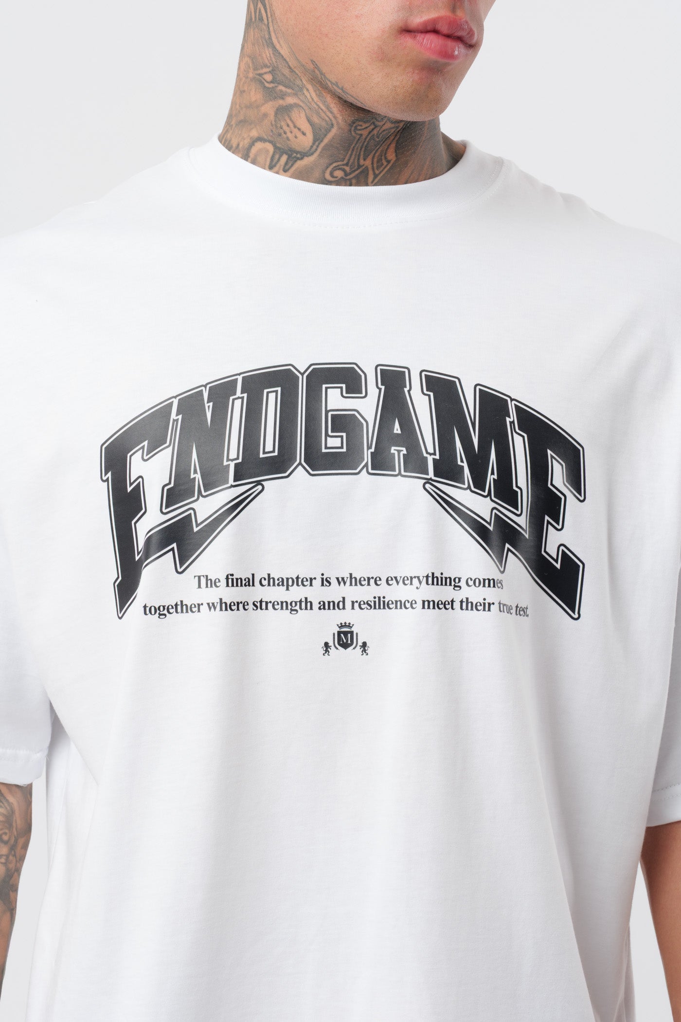 Weißes T-Shirt mit schwarzem Logo