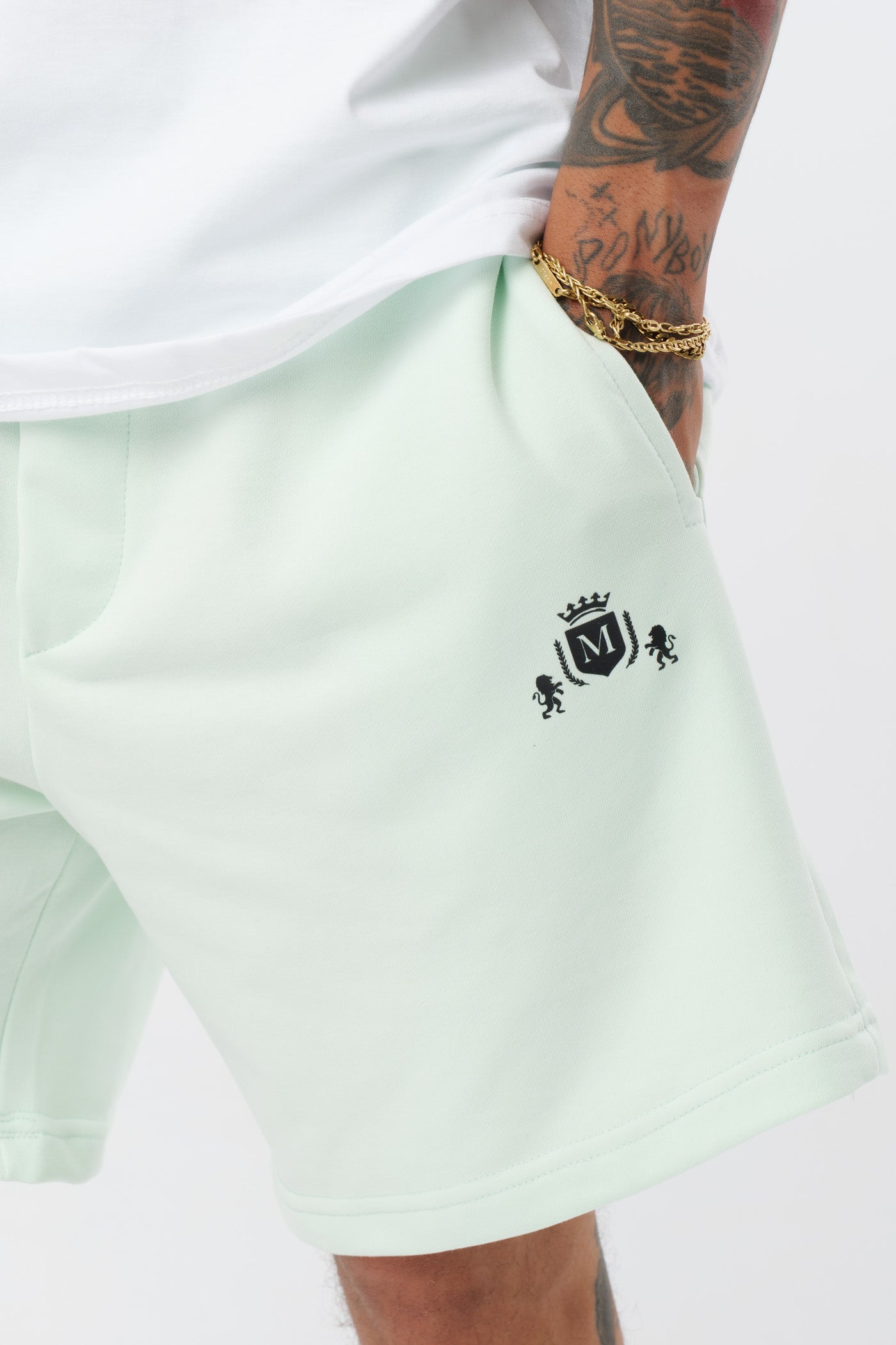 Schwarzes T-Shirt mit schwarzem Logo