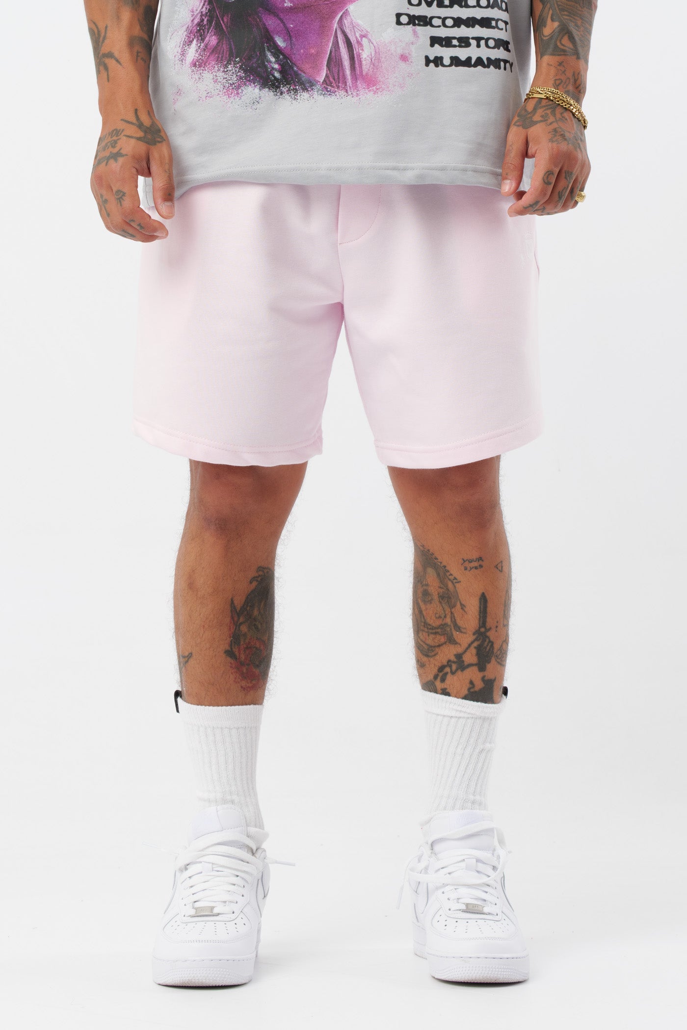 Schwarzes T-Shirt mit schwarzem Logo