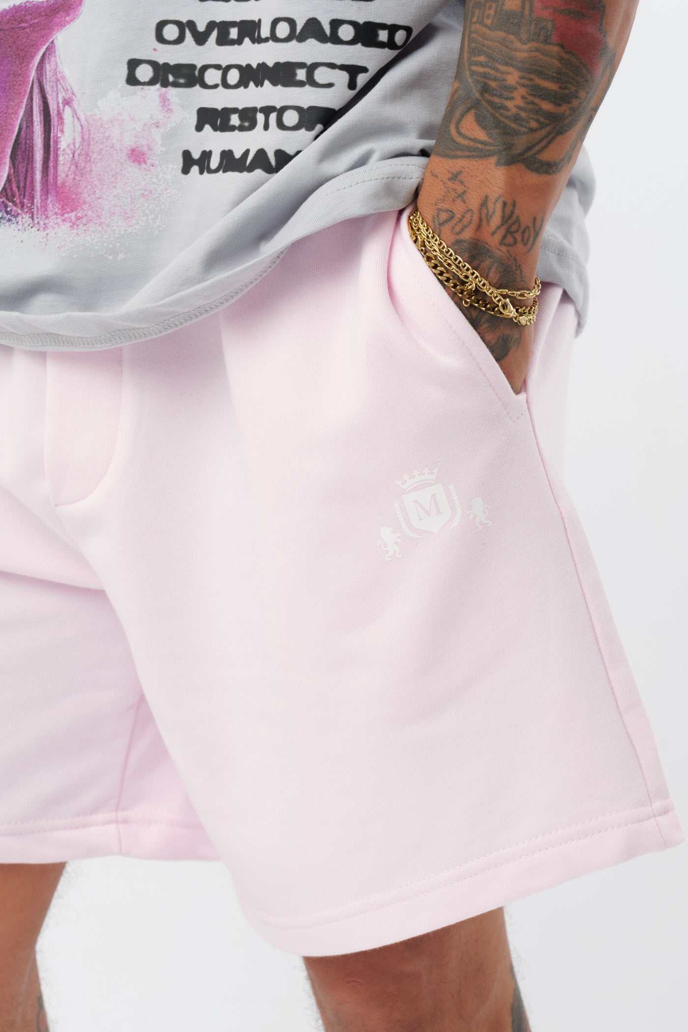 Schwarzes T-Shirt mit schwarzem Logo