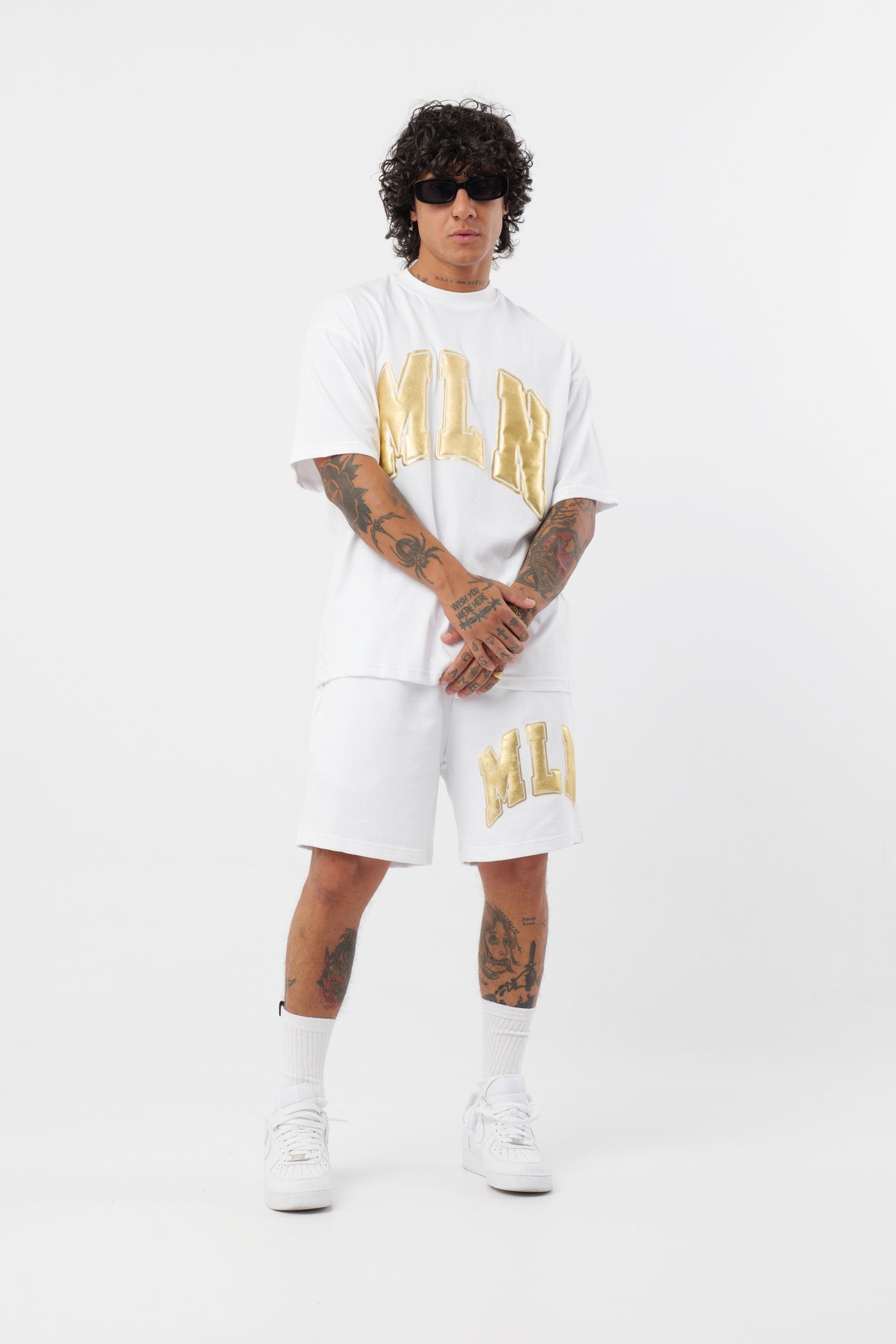 Schwarzes T-Shirt mit schwarzem Logo