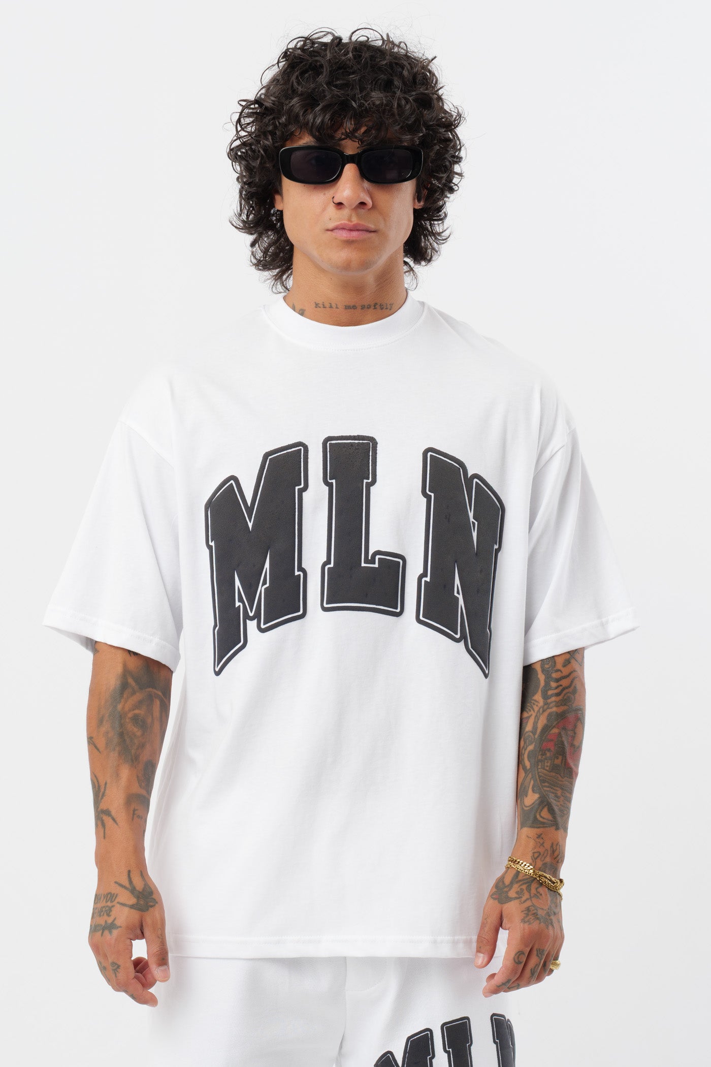 Weißes T-Shirt mit schwarzem Logo