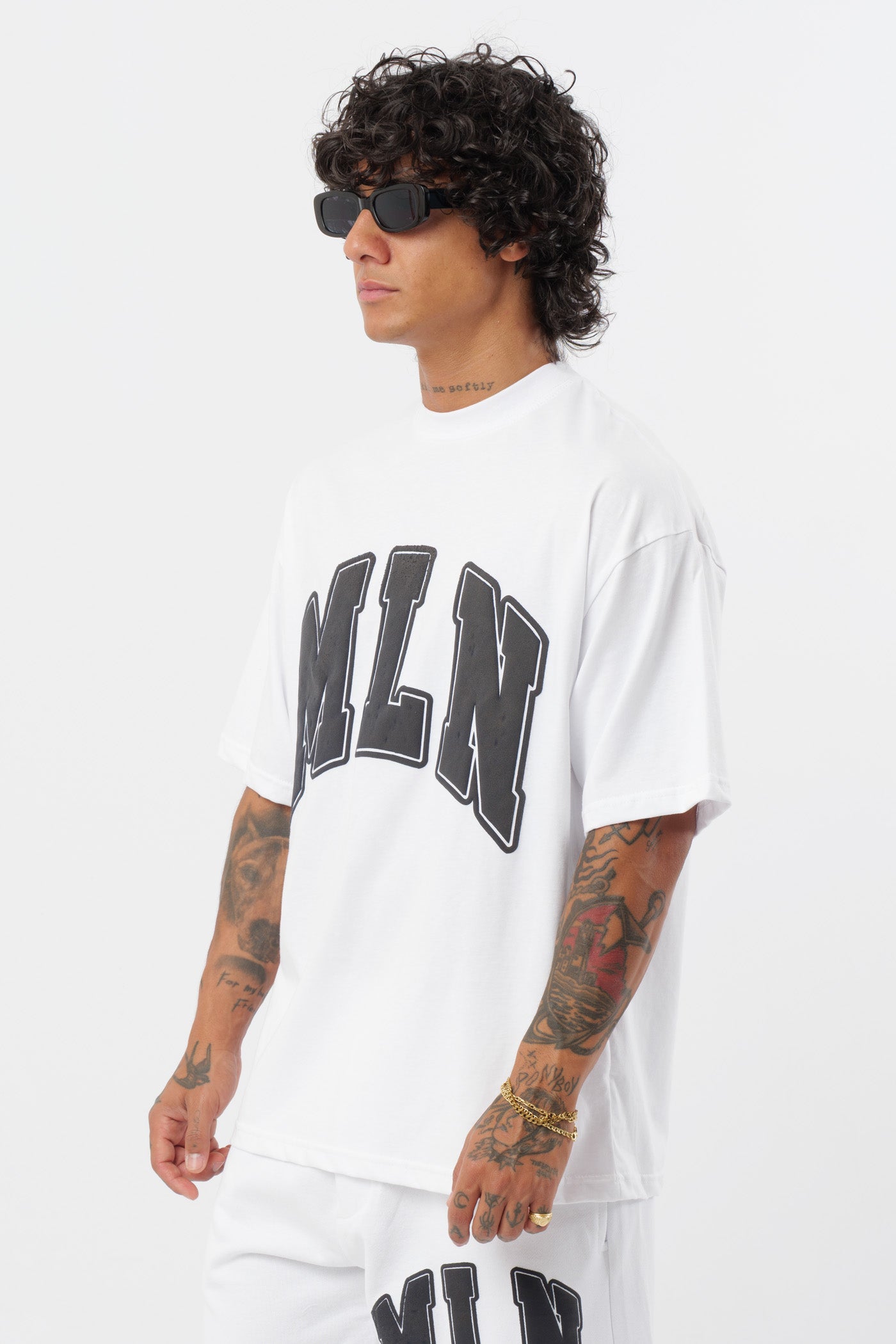 Weißes T-Shirt mit schwarzem Logo