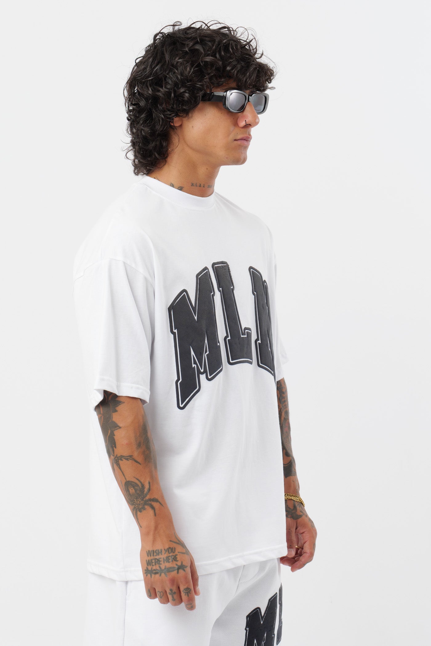Weißes T-Shirt mit schwarzem Logo