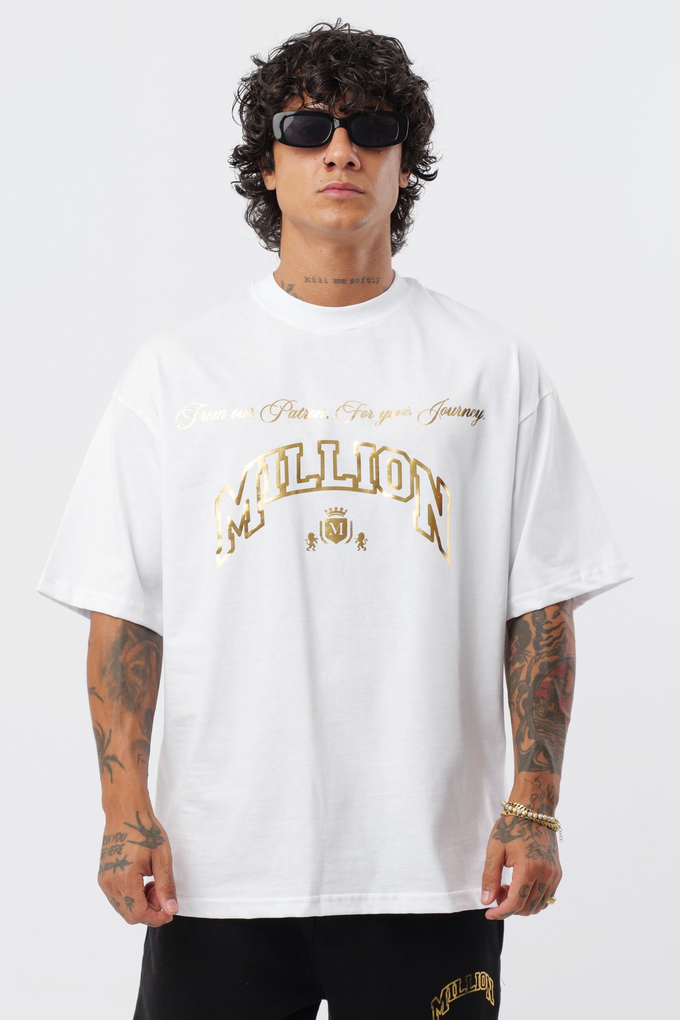 Weißes T-Shirt mit schwarzem Logo