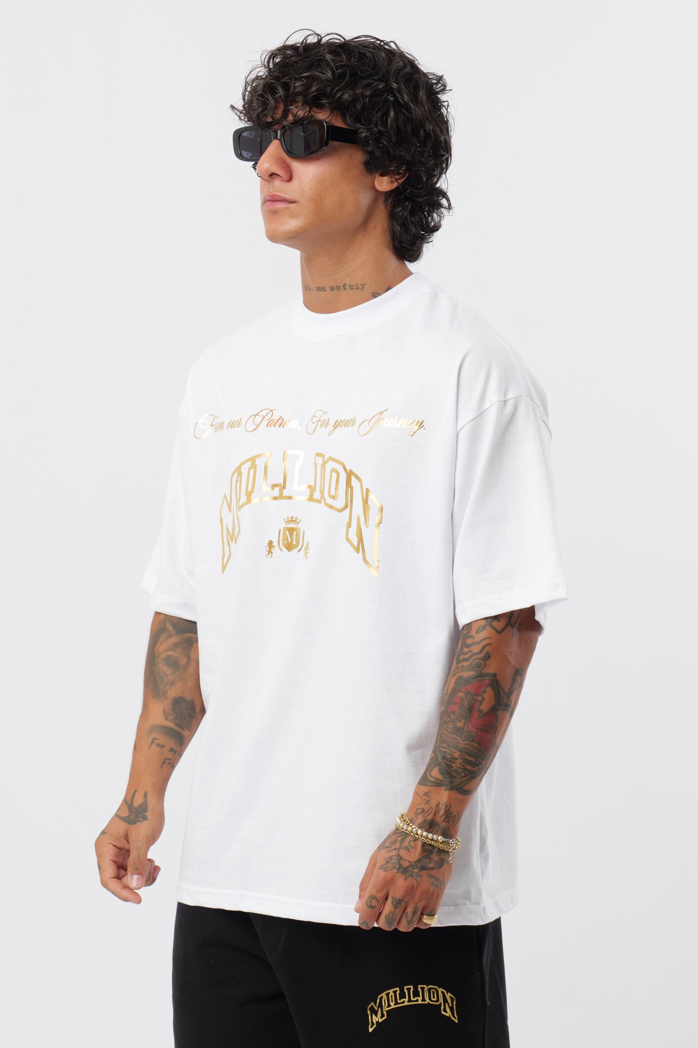 Weißes T-Shirt mit schwarzem Logo