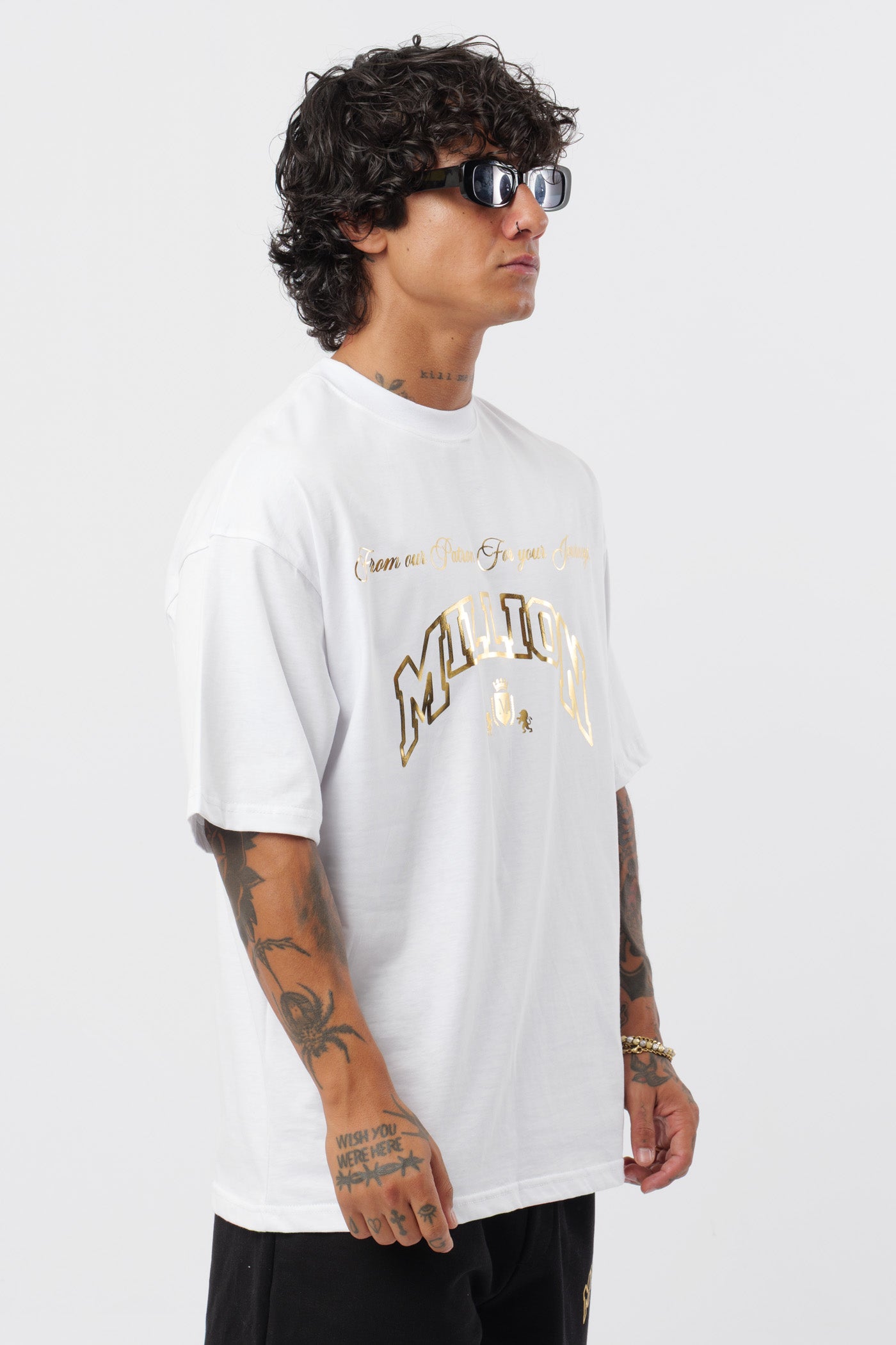 Weißes T-Shirt mit schwarzem Logo