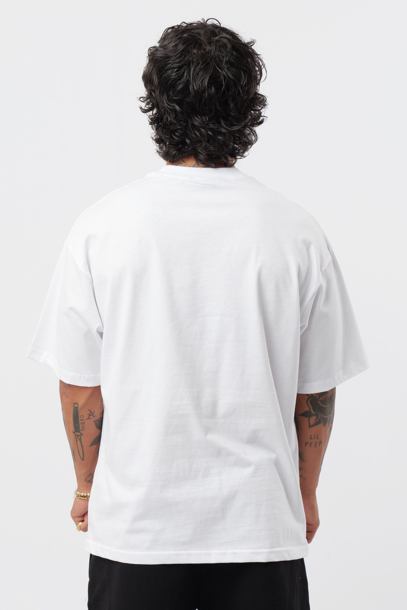 Weißes T-Shirt mit schwarzem Logo