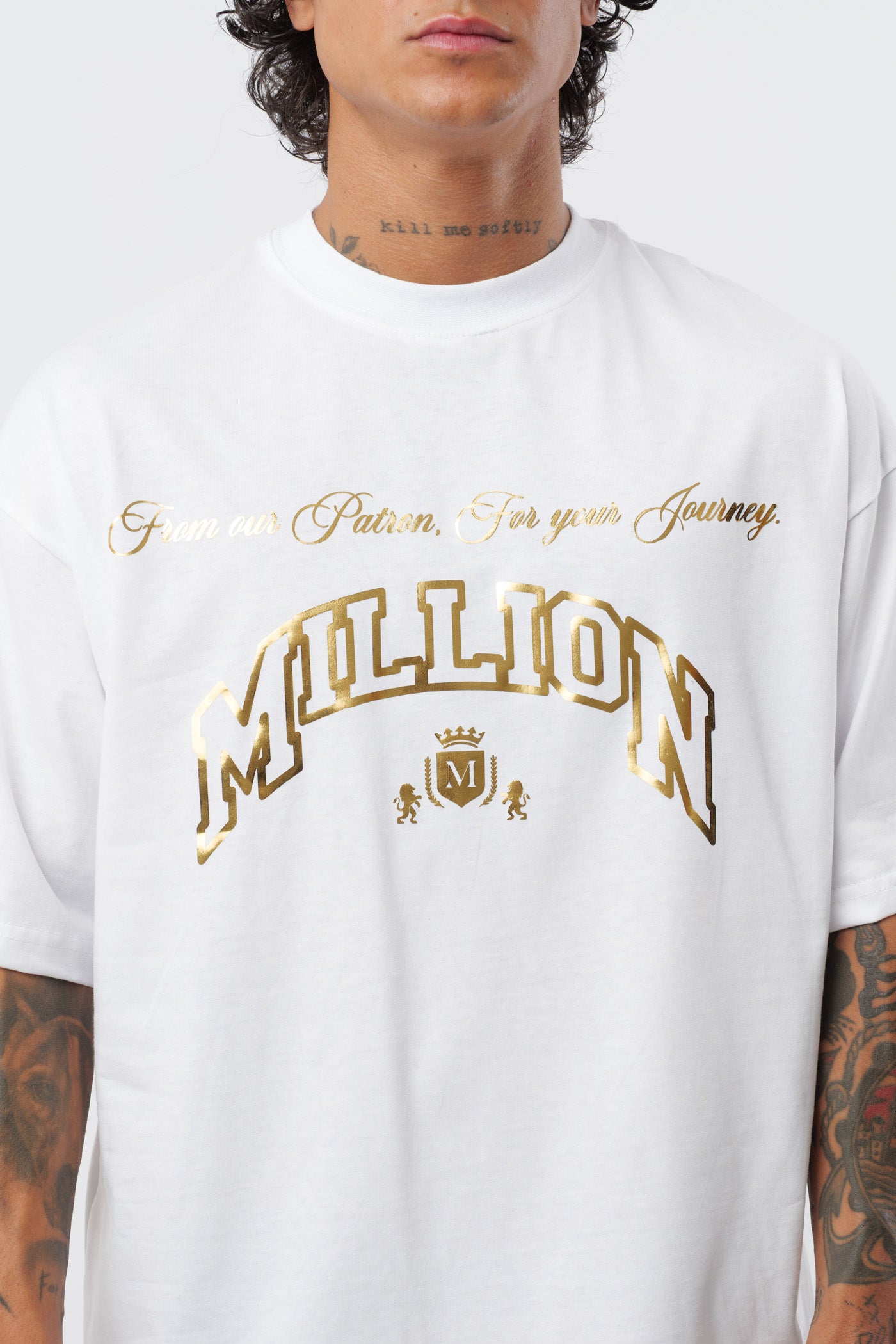 Weißes T-Shirt mit schwarzem Logo