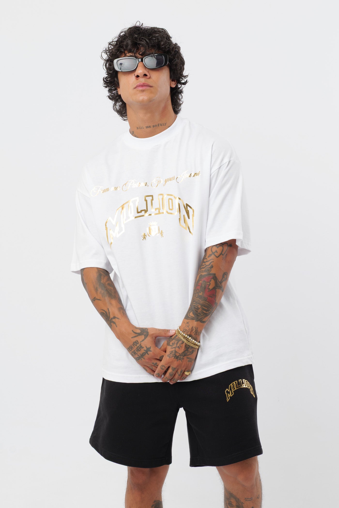Weißes T-Shirt mit schwarzem Logo