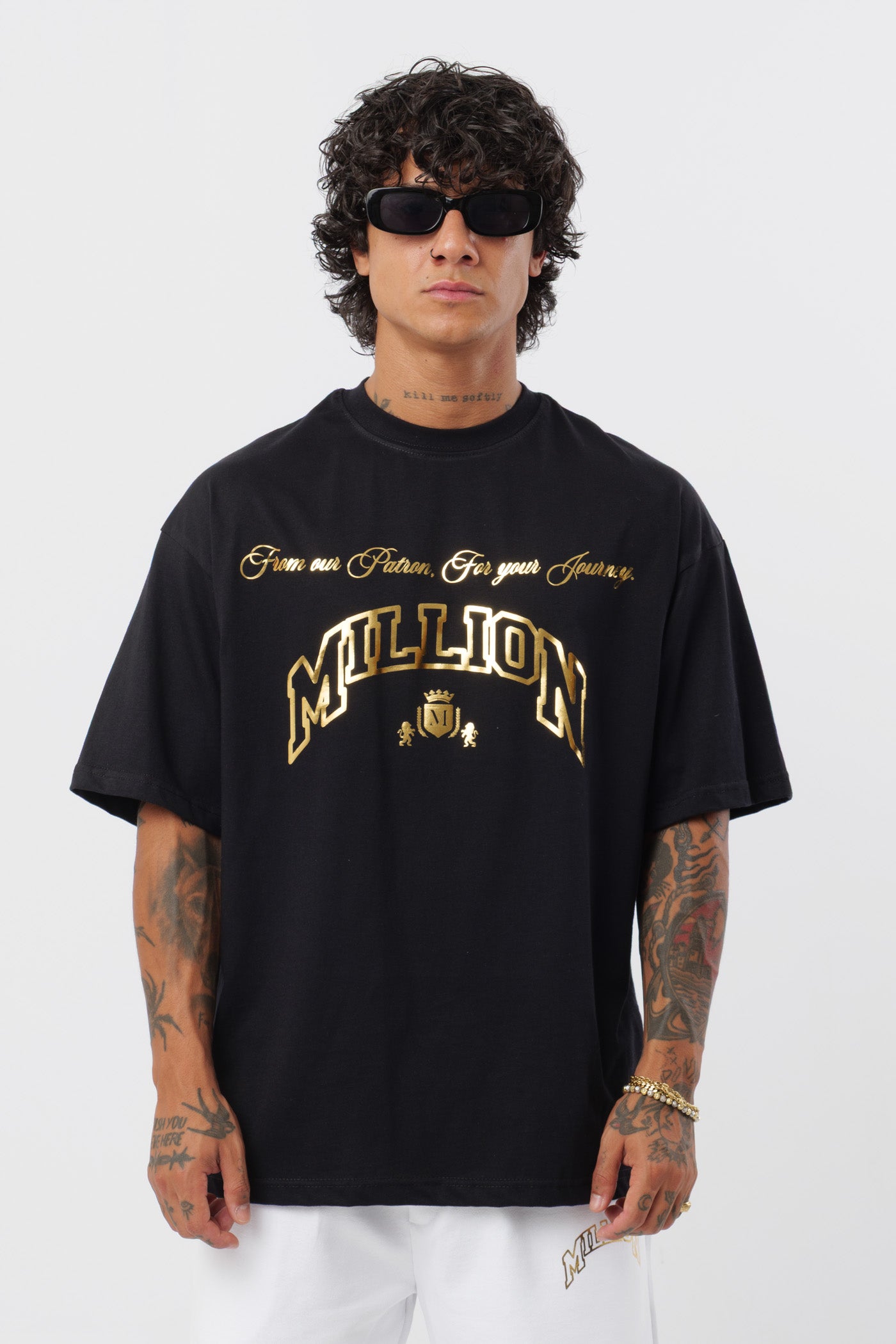 Weißes T-Shirt mit schwarzem Logo
