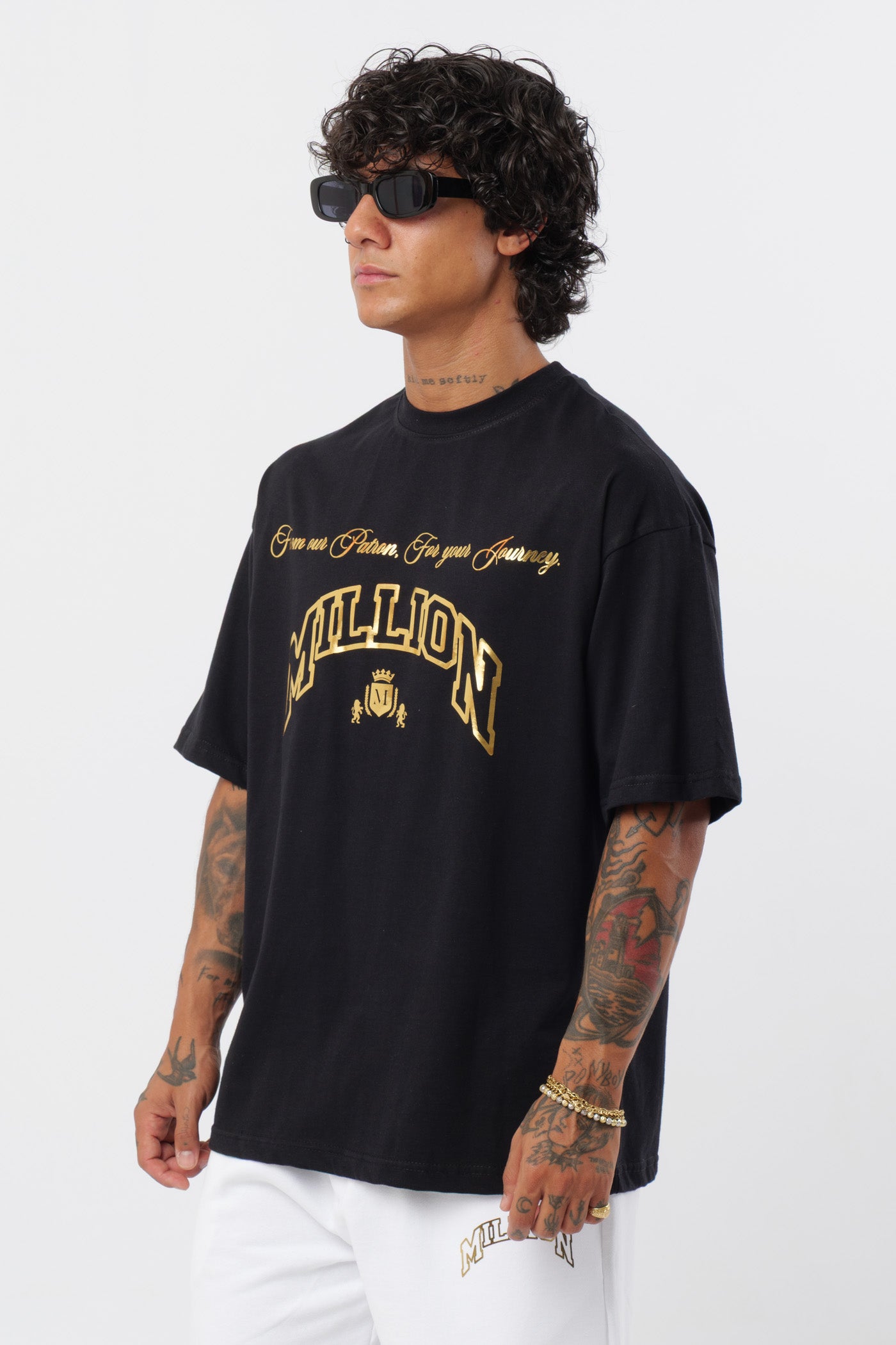 Weißes T-Shirt mit schwarzem Logo