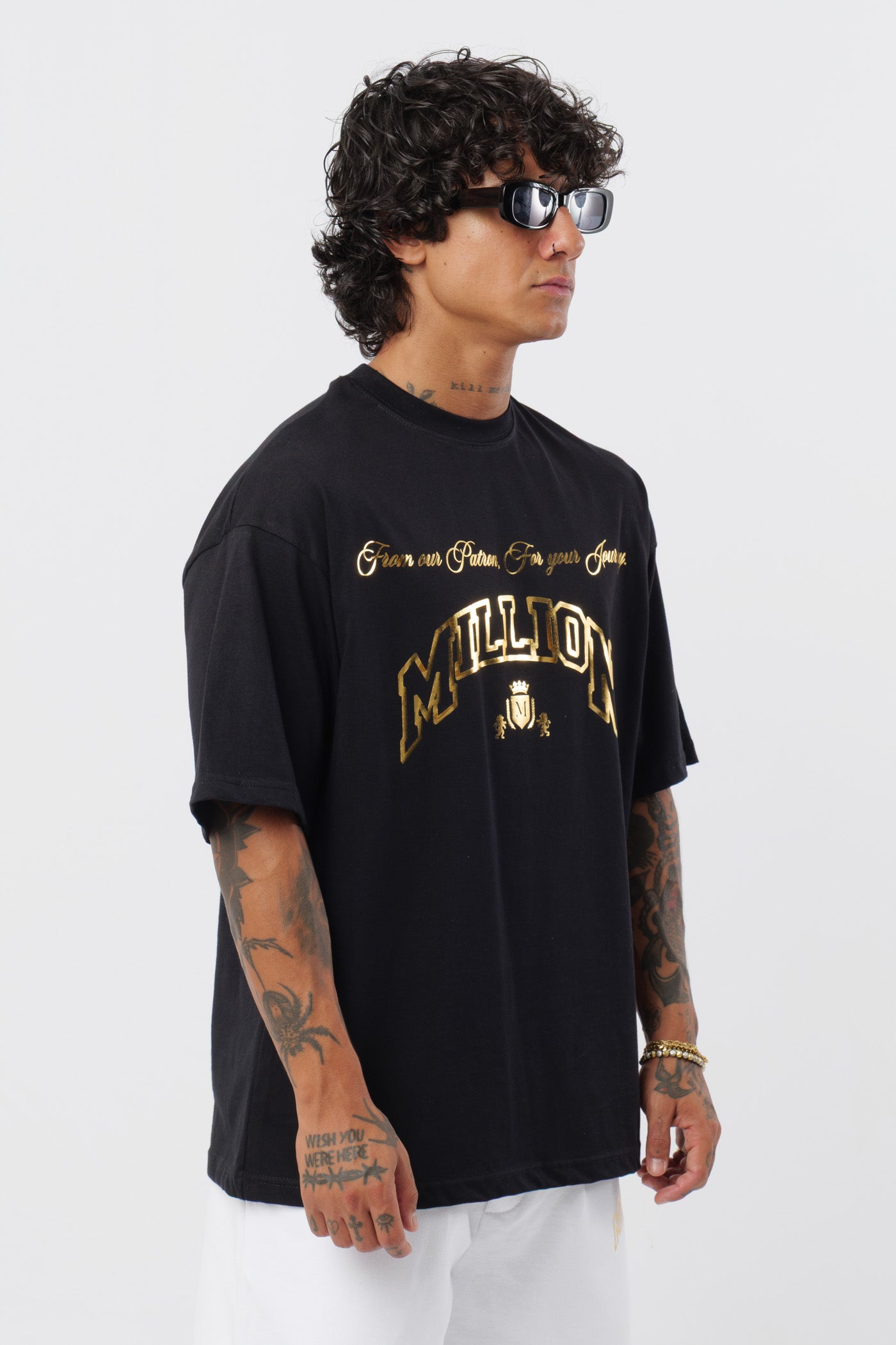 Weißes T-Shirt mit schwarzem Logo