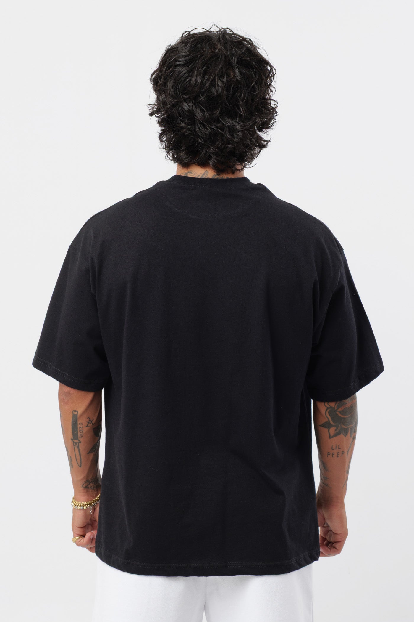 Weißes T-Shirt mit schwarzem Logo