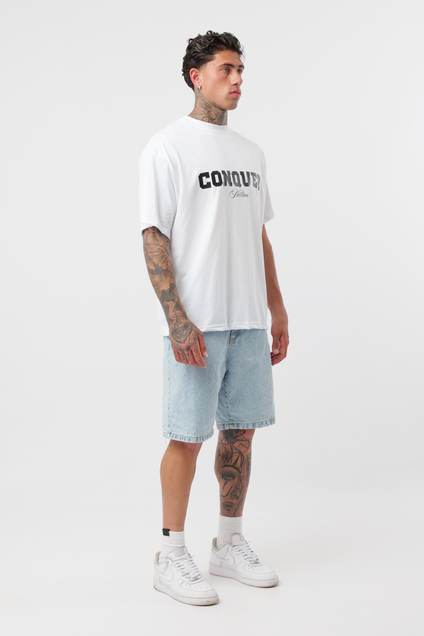 Schwarzes T-Shirt mit schwarzem Logo