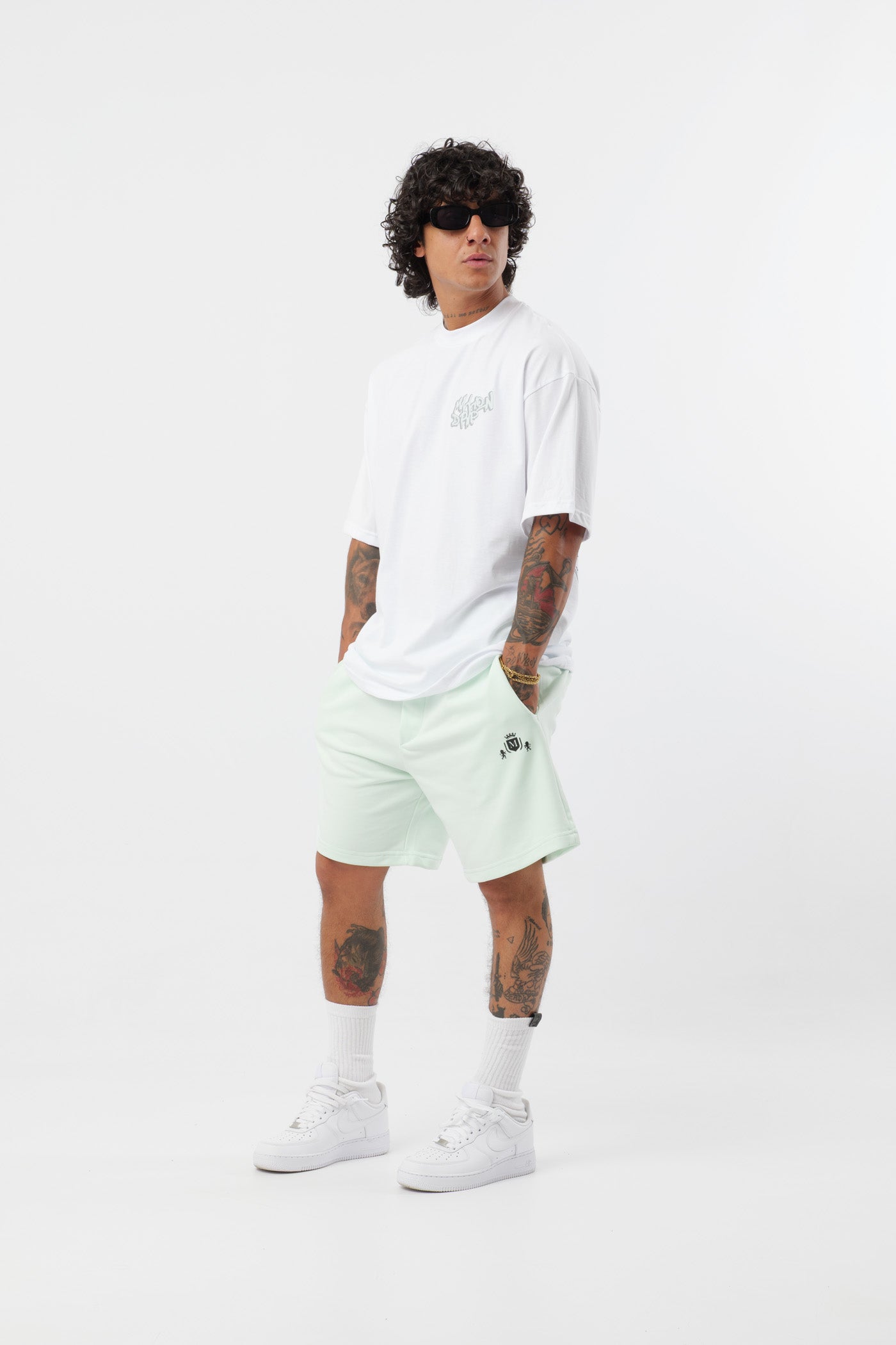Schwarzes T-Shirt mit schwarzem Logo
