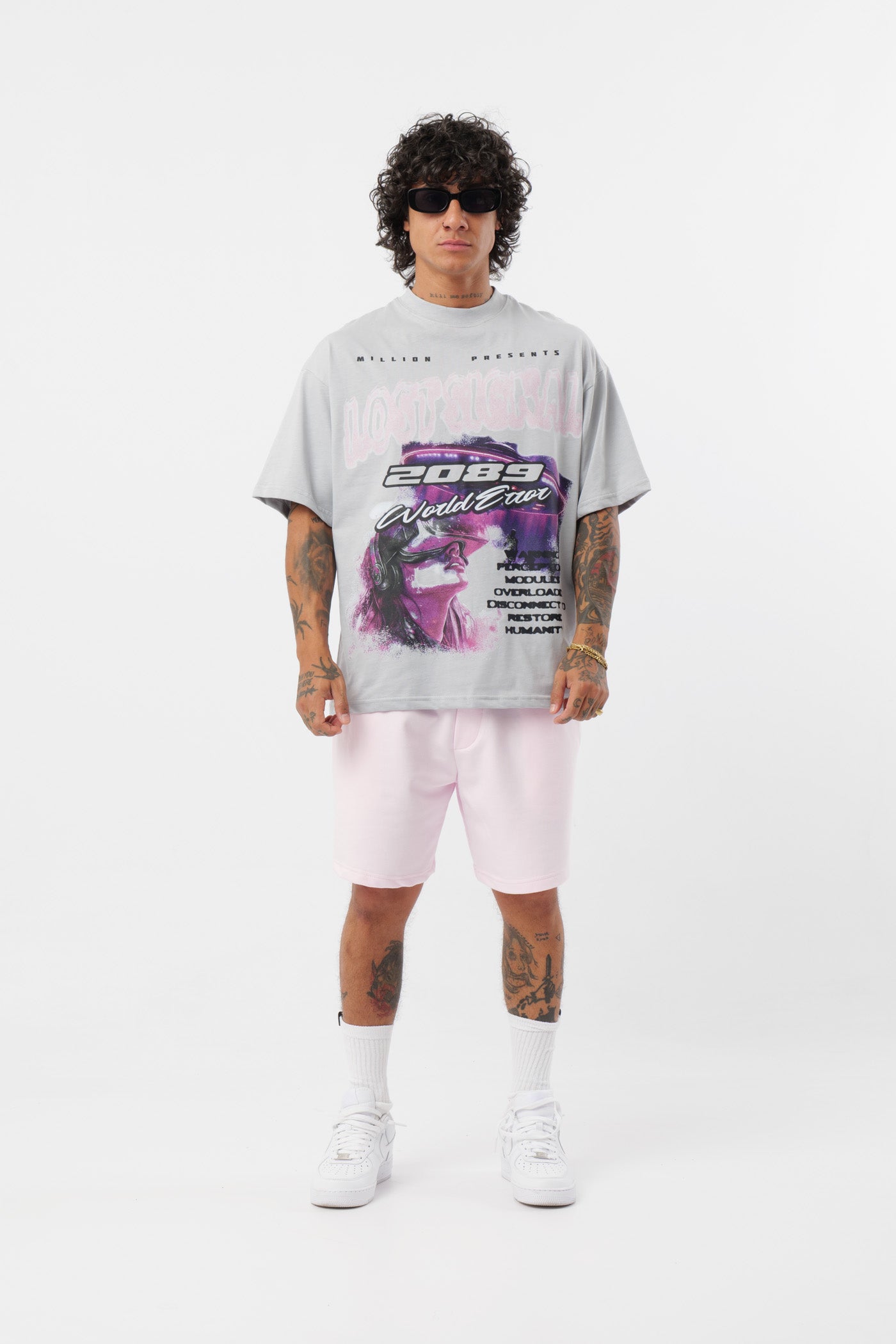 Schwarzes T-Shirt mit schwarzem Logo