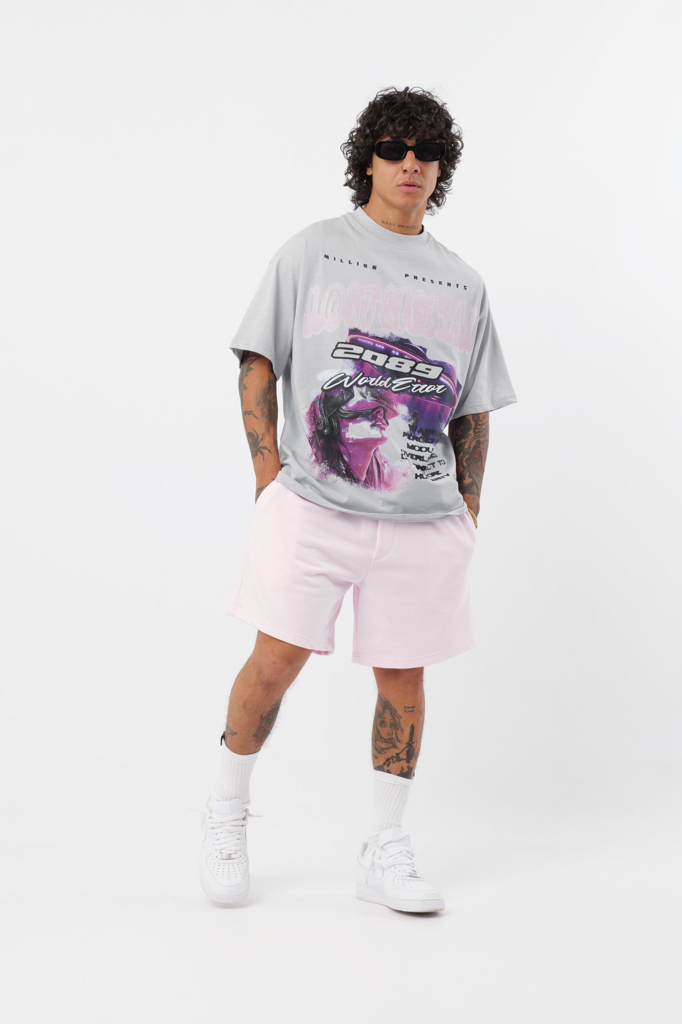 Schwarzes T-Shirt mit schwarzem Logo