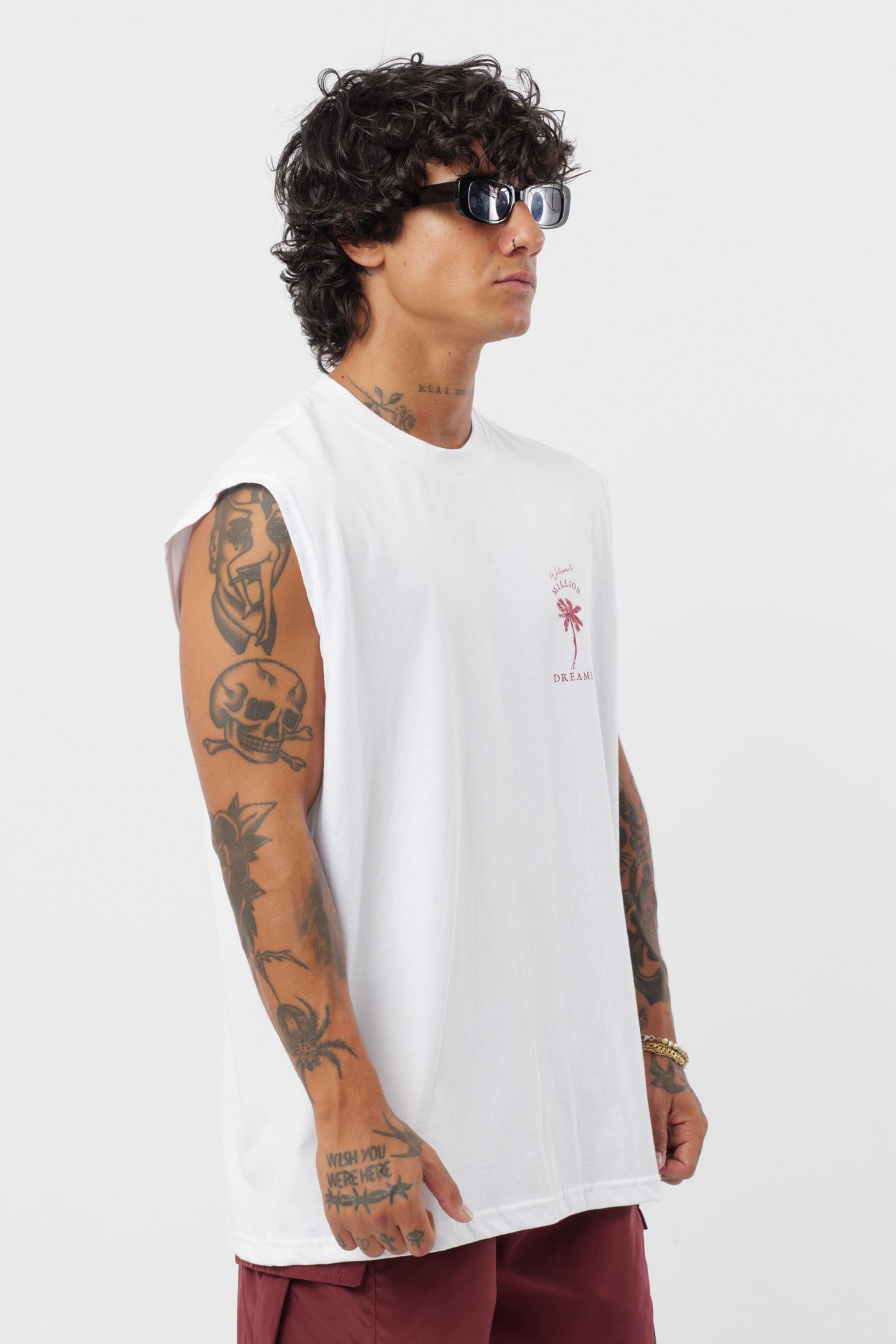 Weißes T-Shirt mit schwarzem Logo