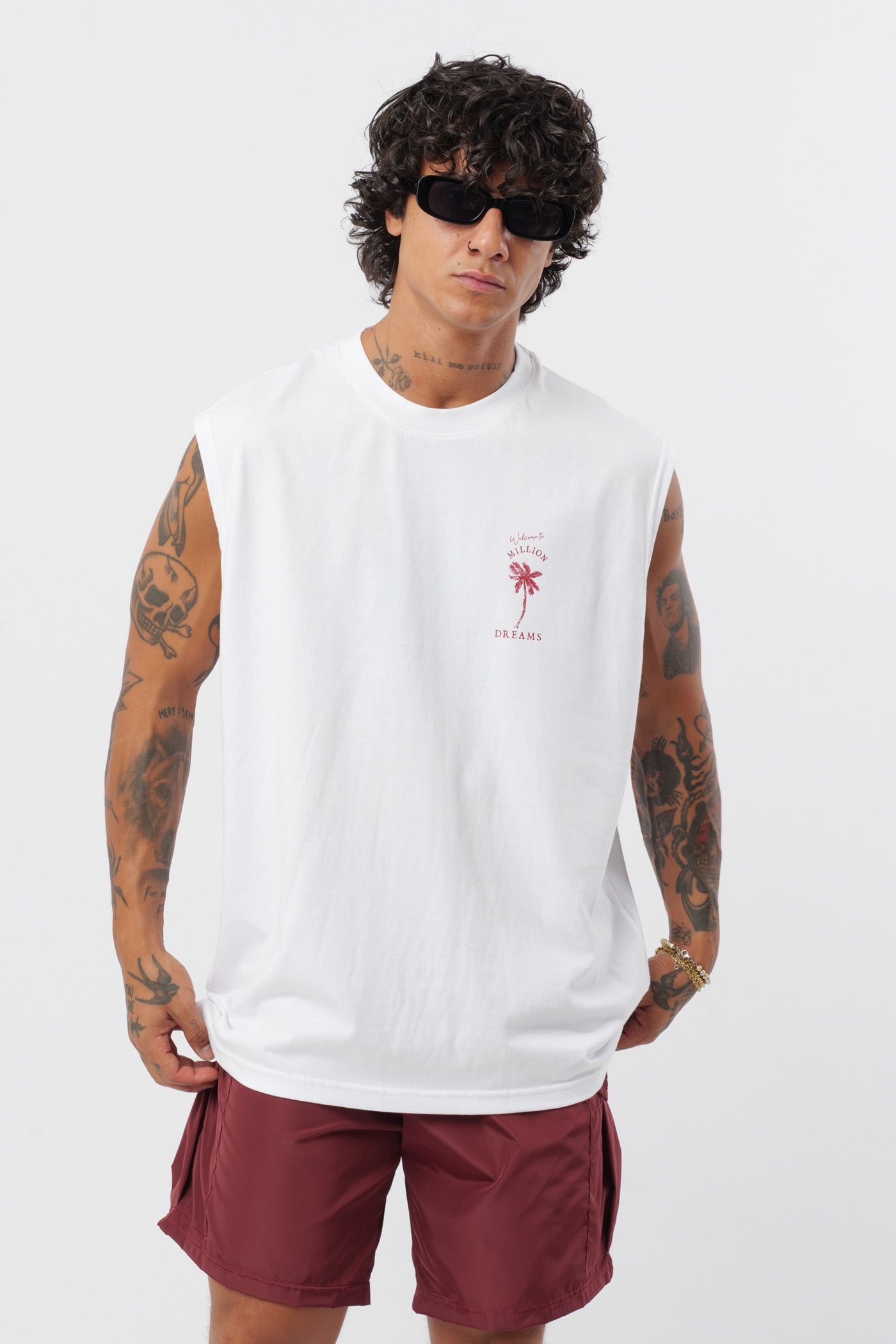 Weißes T-Shirt mit schwarzem Logo