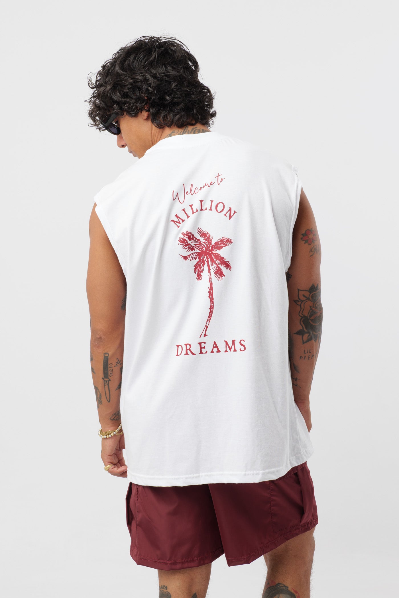 Weißes T-Shirt mit schwarzem Logo